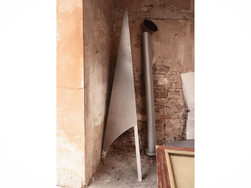 Tavolo contemporaneo con piano ovale in vetro e base in metallo