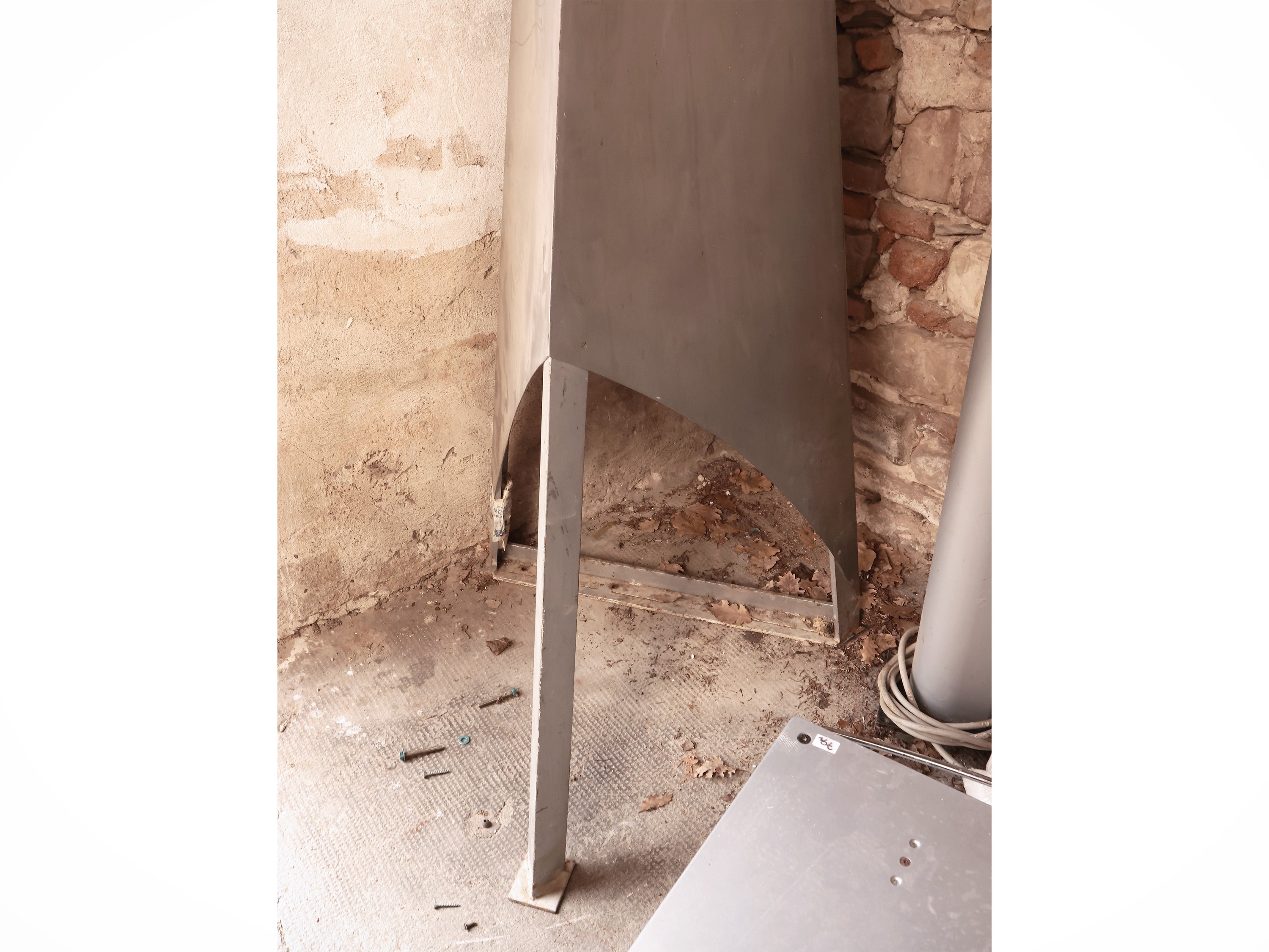 Tavolo contemporaneo con piano ovale in vetro e base in metallo