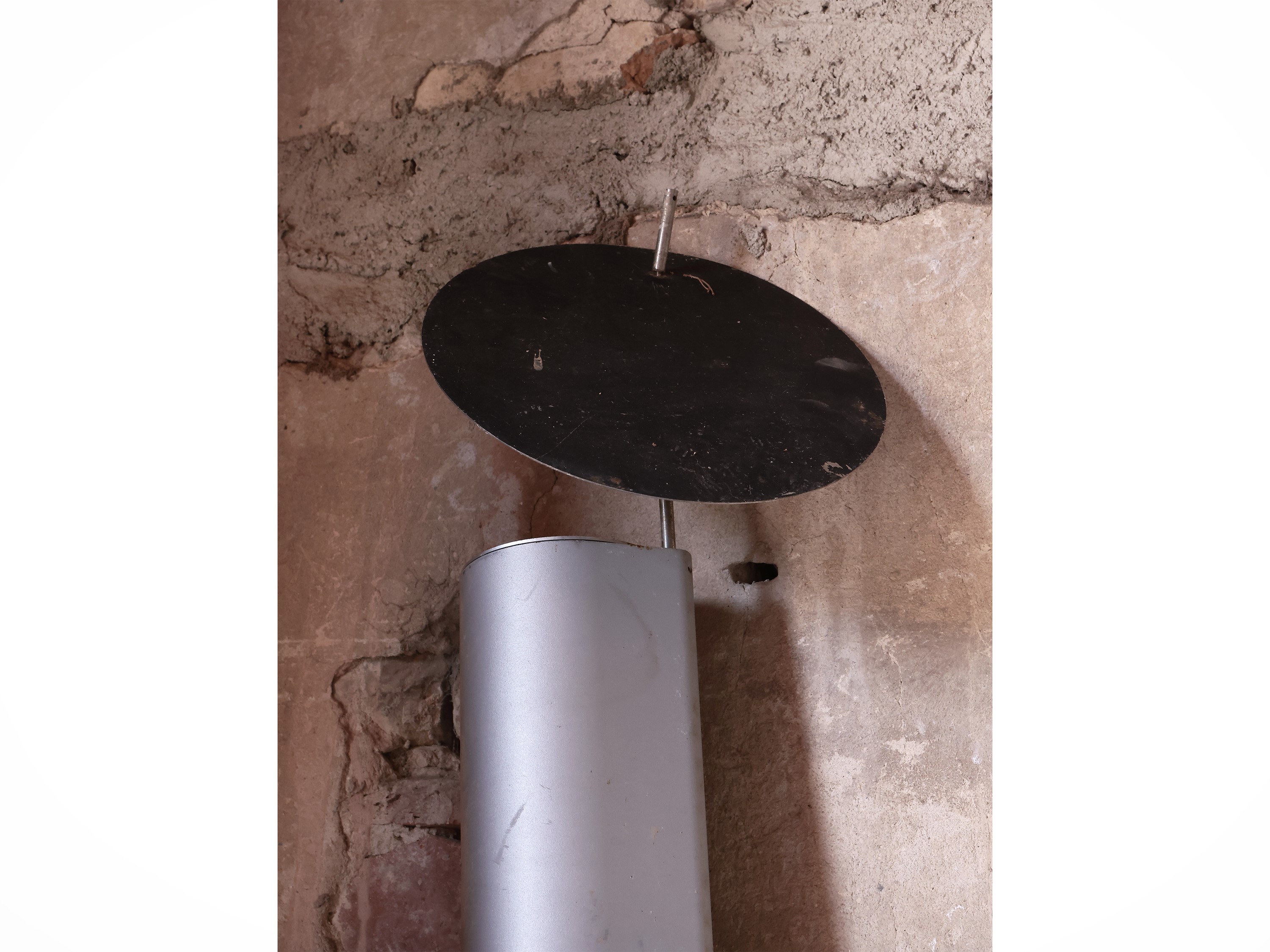 Tavolo contemporaneo con piano ovale in vetro e base in metallo