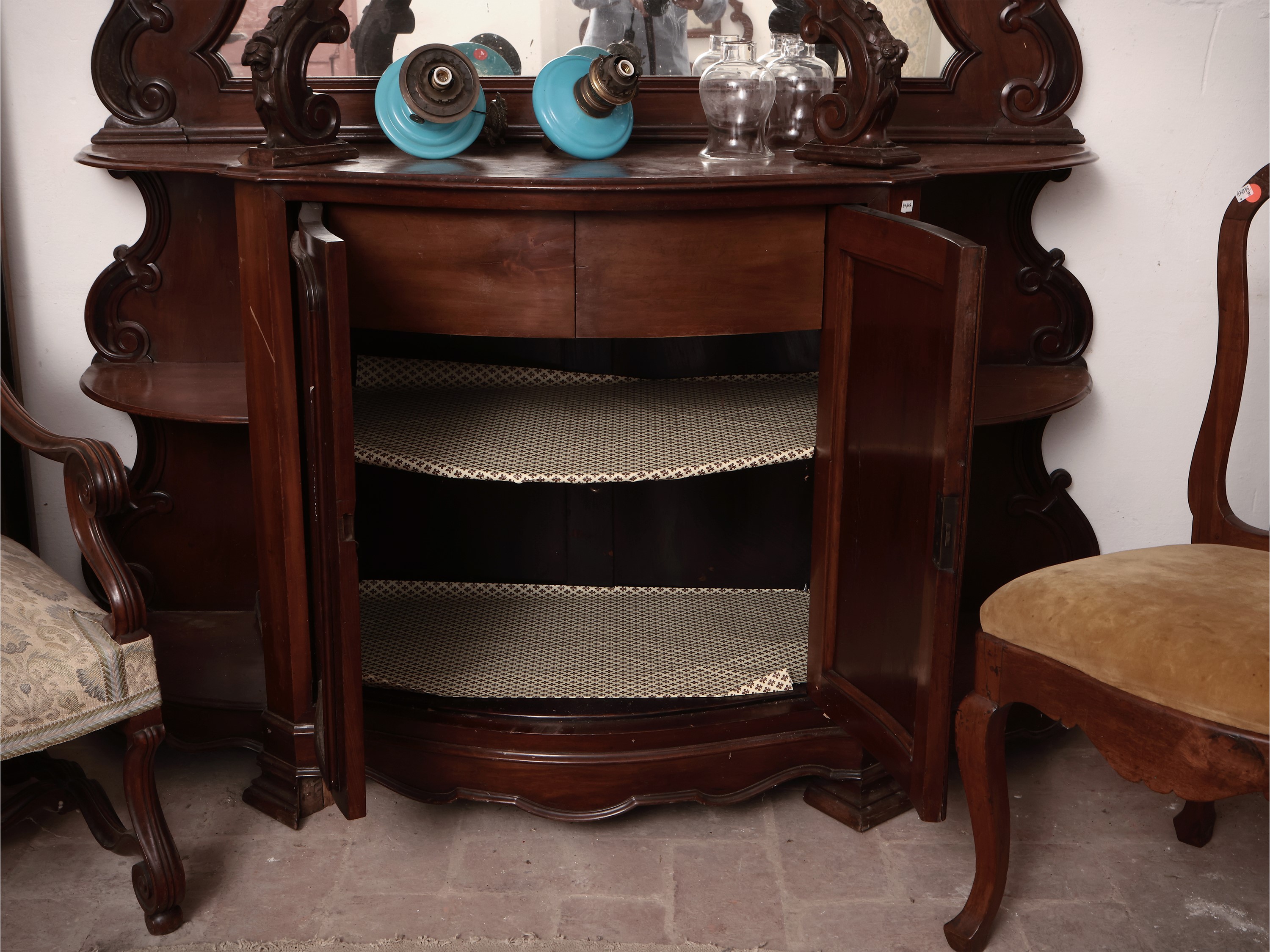 Credenza con alzata in noce