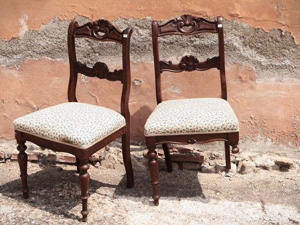 Coppia di sedie in noce e un tavolino rustico