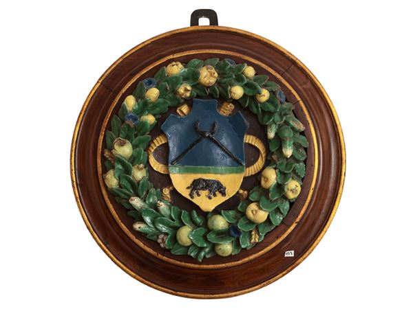 Bottega dei Della Robbia (Marco Della Robbia?) - Stemma gentilizio con tenaglie e bue nero entro ghirlanda di frutti e foglie