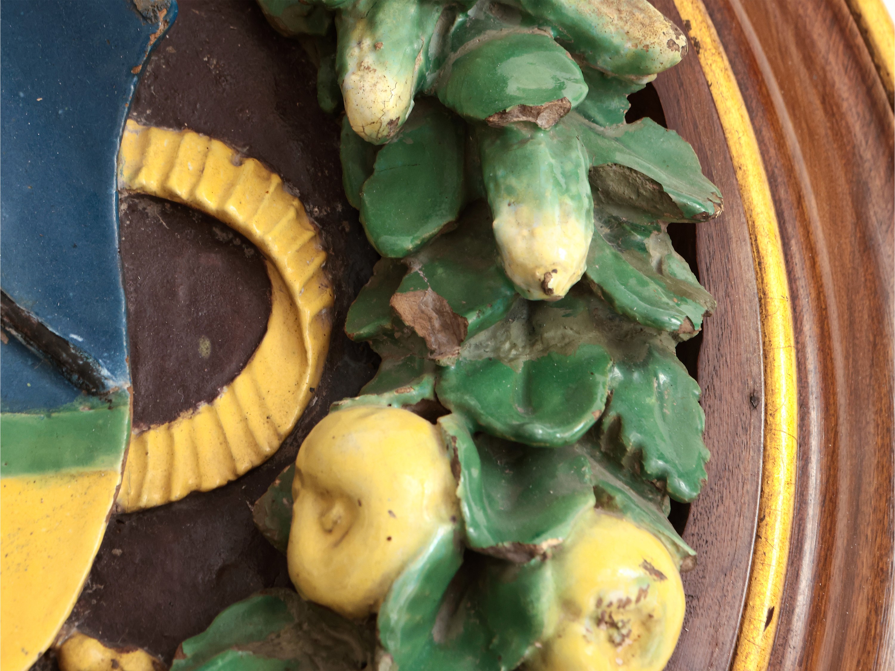 Stemma gentilizio con tenaglie e bue nero entro ghirlanda di frutti e foglie