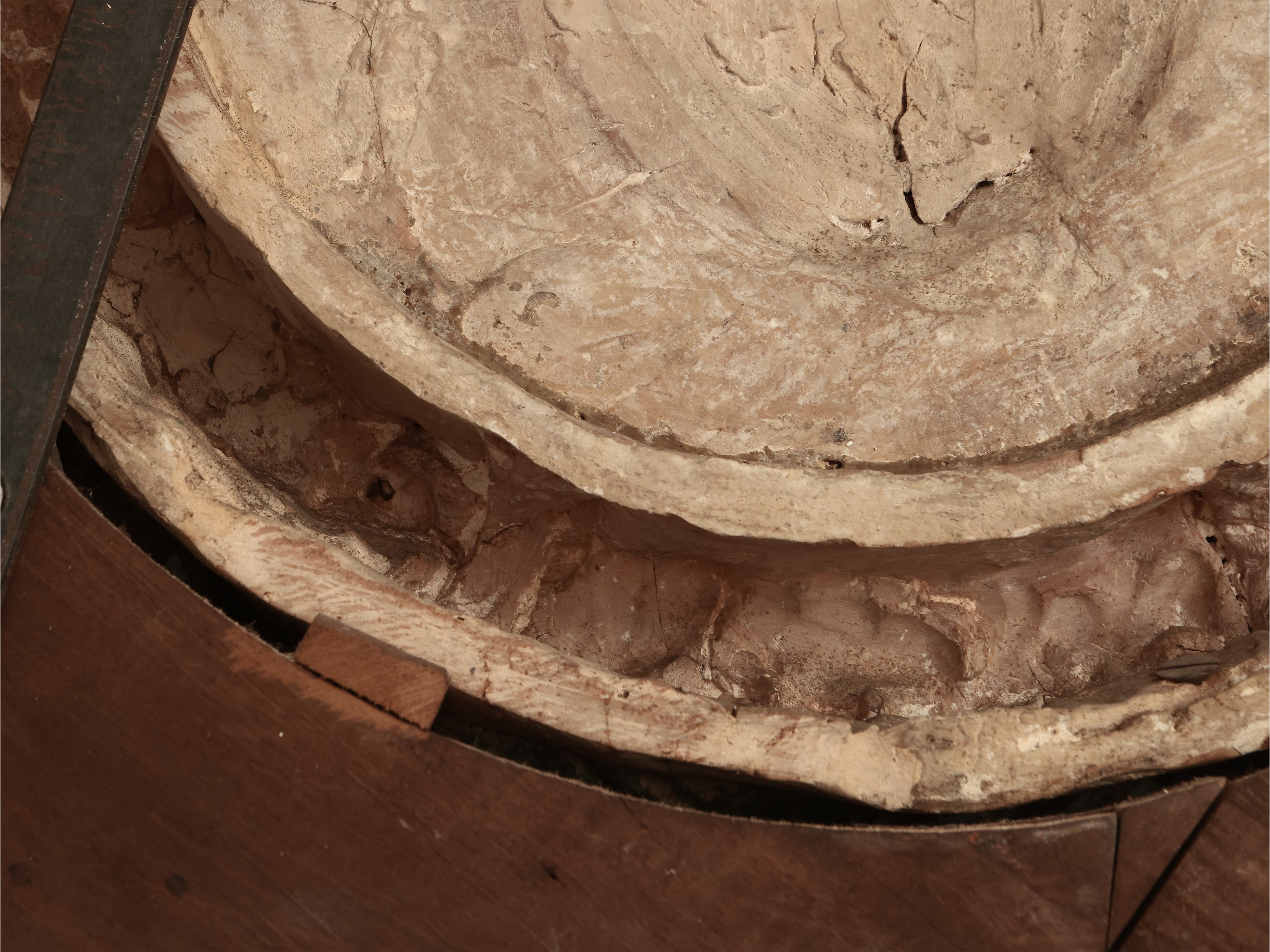 Stemma gentilizio con tenaglie e bue nero entro ghirlanda di frutti e foglie