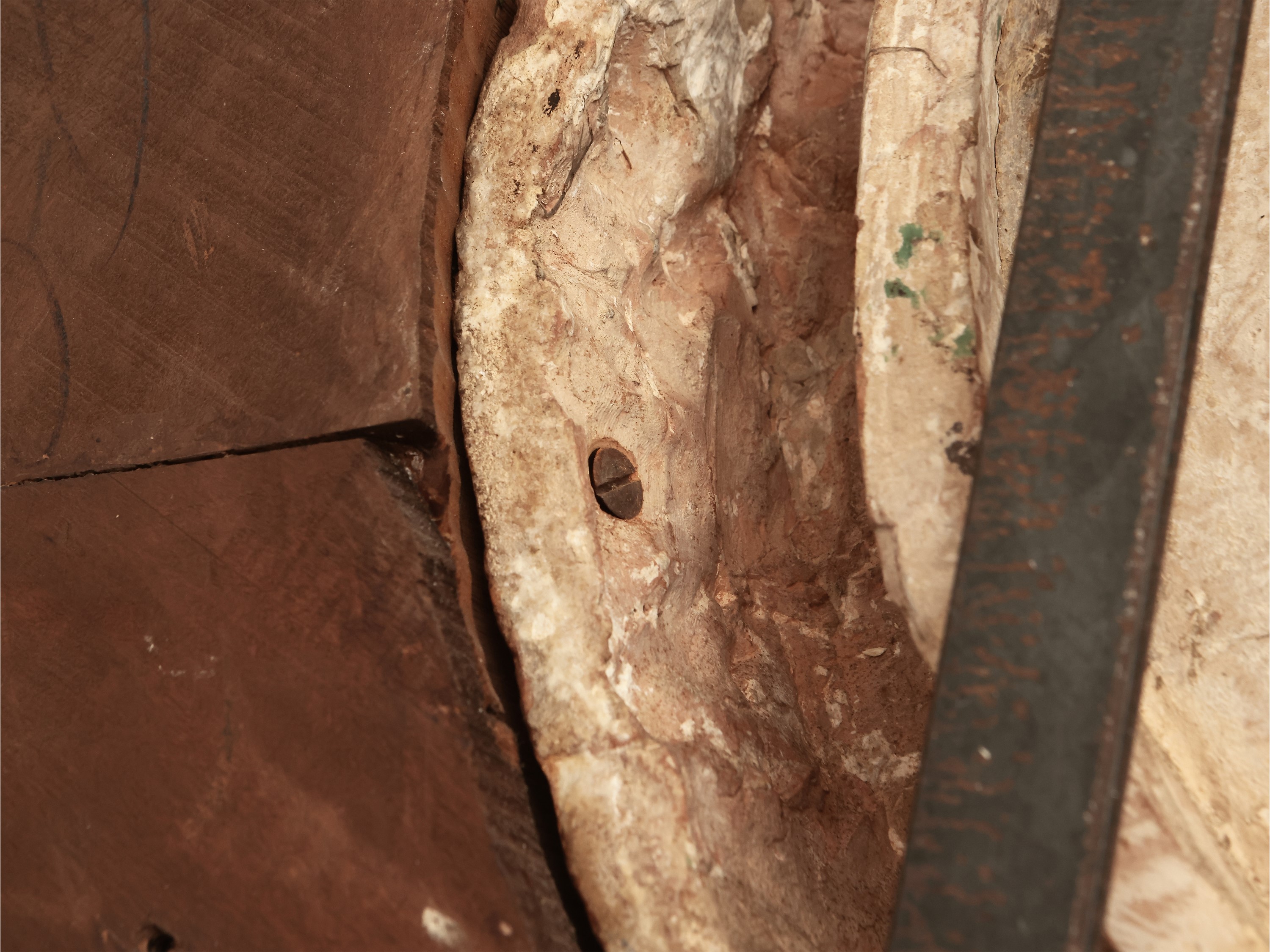 Stemma gentilizio con tenaglie e bue nero entro ghirlanda di frutti e foglie