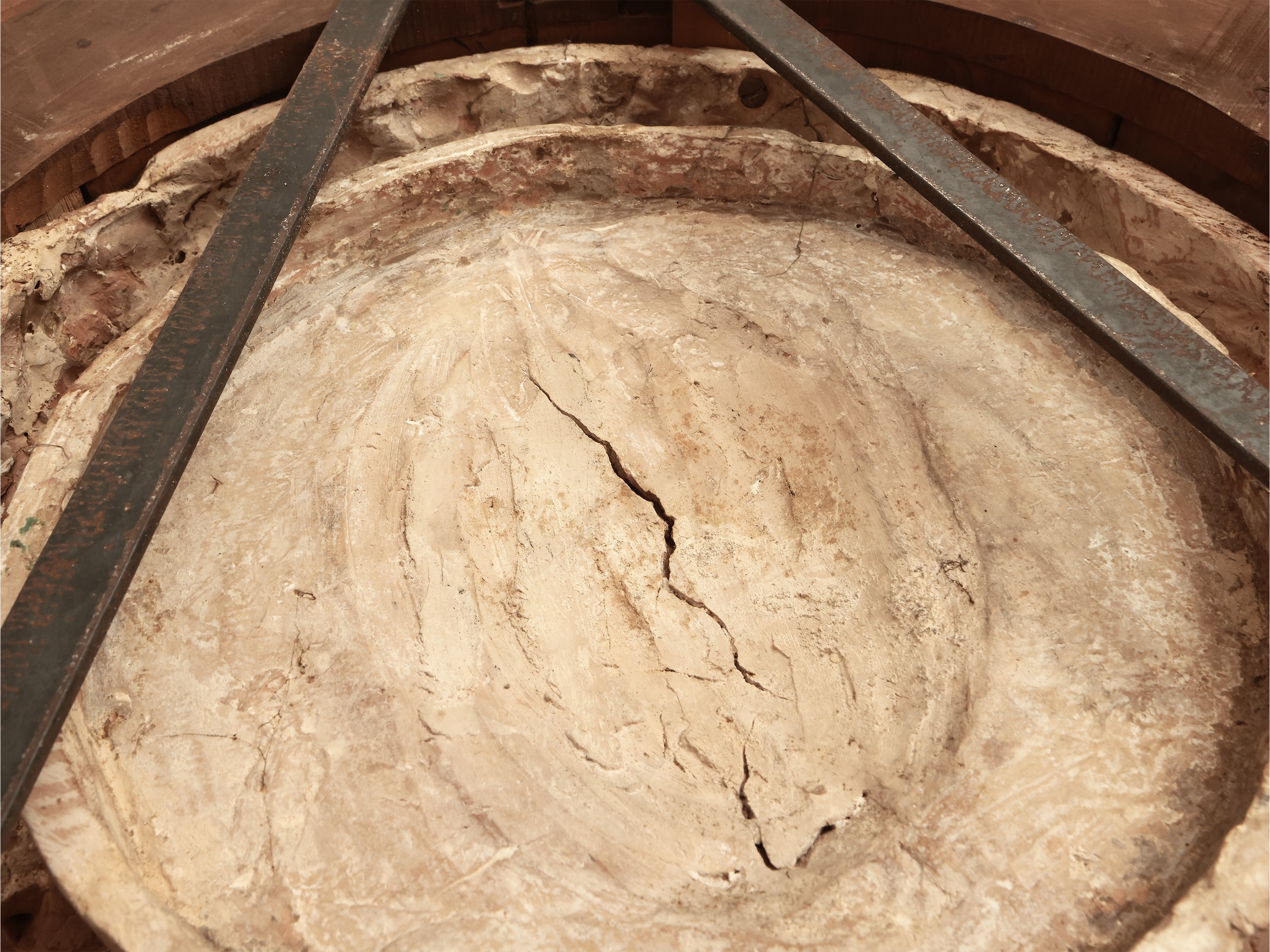 Stemma gentilizio con tenaglie e bue nero entro ghirlanda di frutti e foglie