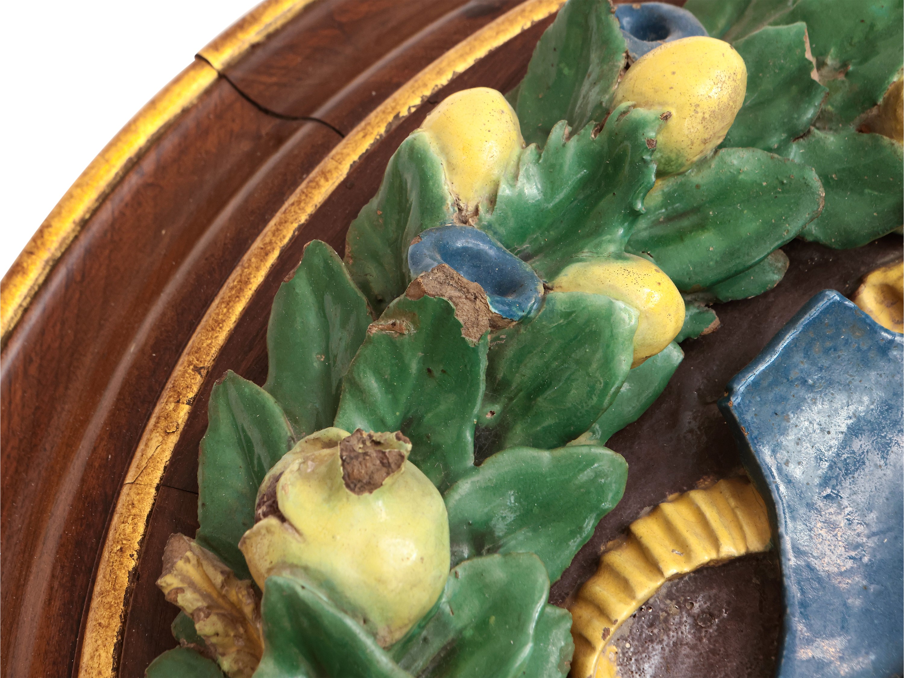 Stemma gentilizio con tenaglie e bue nero entro ghirlanda di frutti e foglie