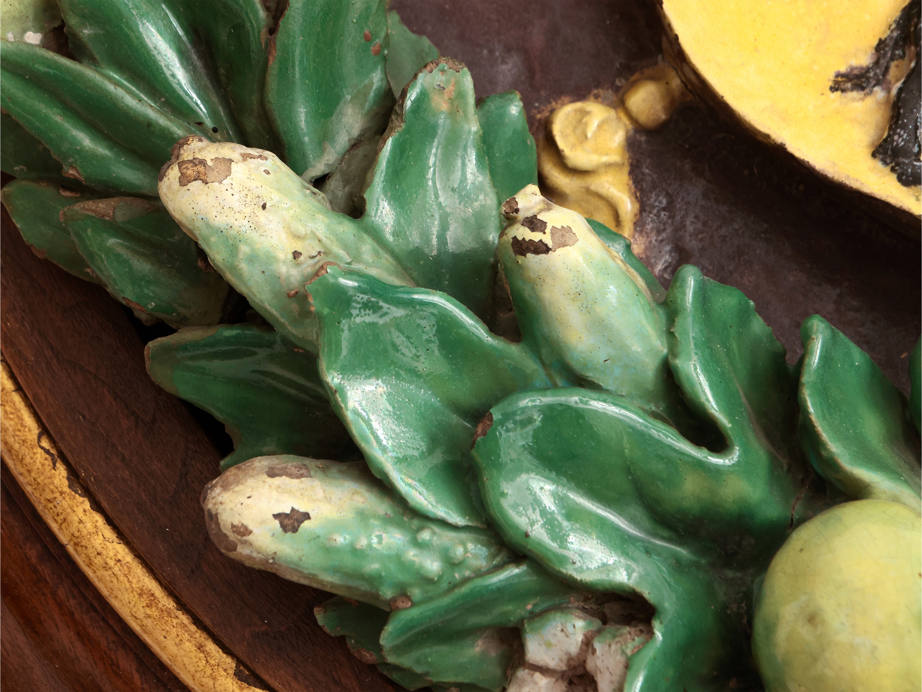 Stemma gentilizio con tenaglie e bue nero entro ghirlanda di frutti e foglie