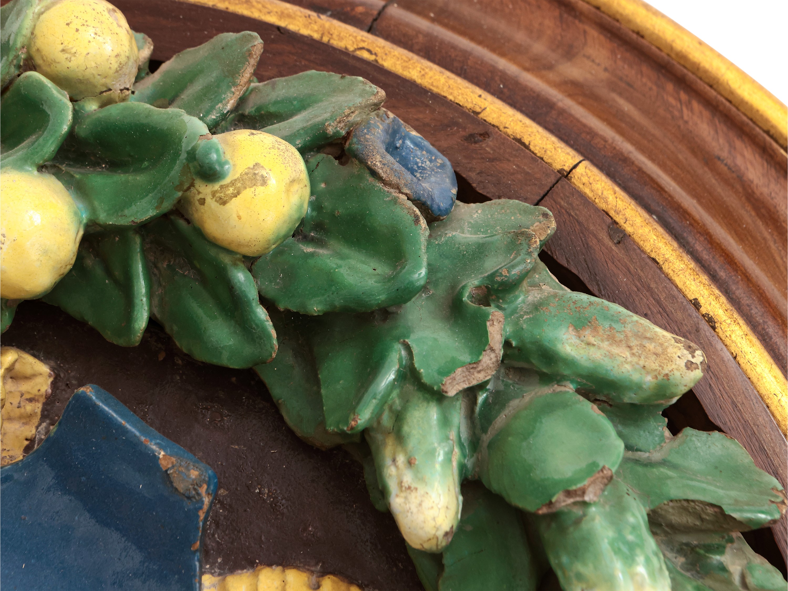 Stemma gentilizio con tenaglie e bue nero entro ghirlanda di frutti e foglie