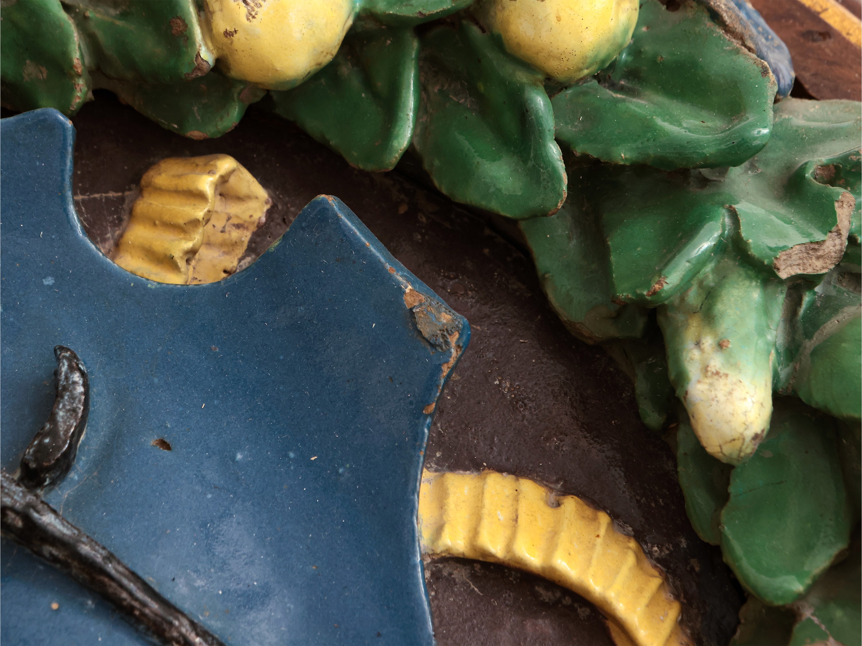 Stemma gentilizio con tenaglie e bue nero entro ghirlanda di frutti e foglie