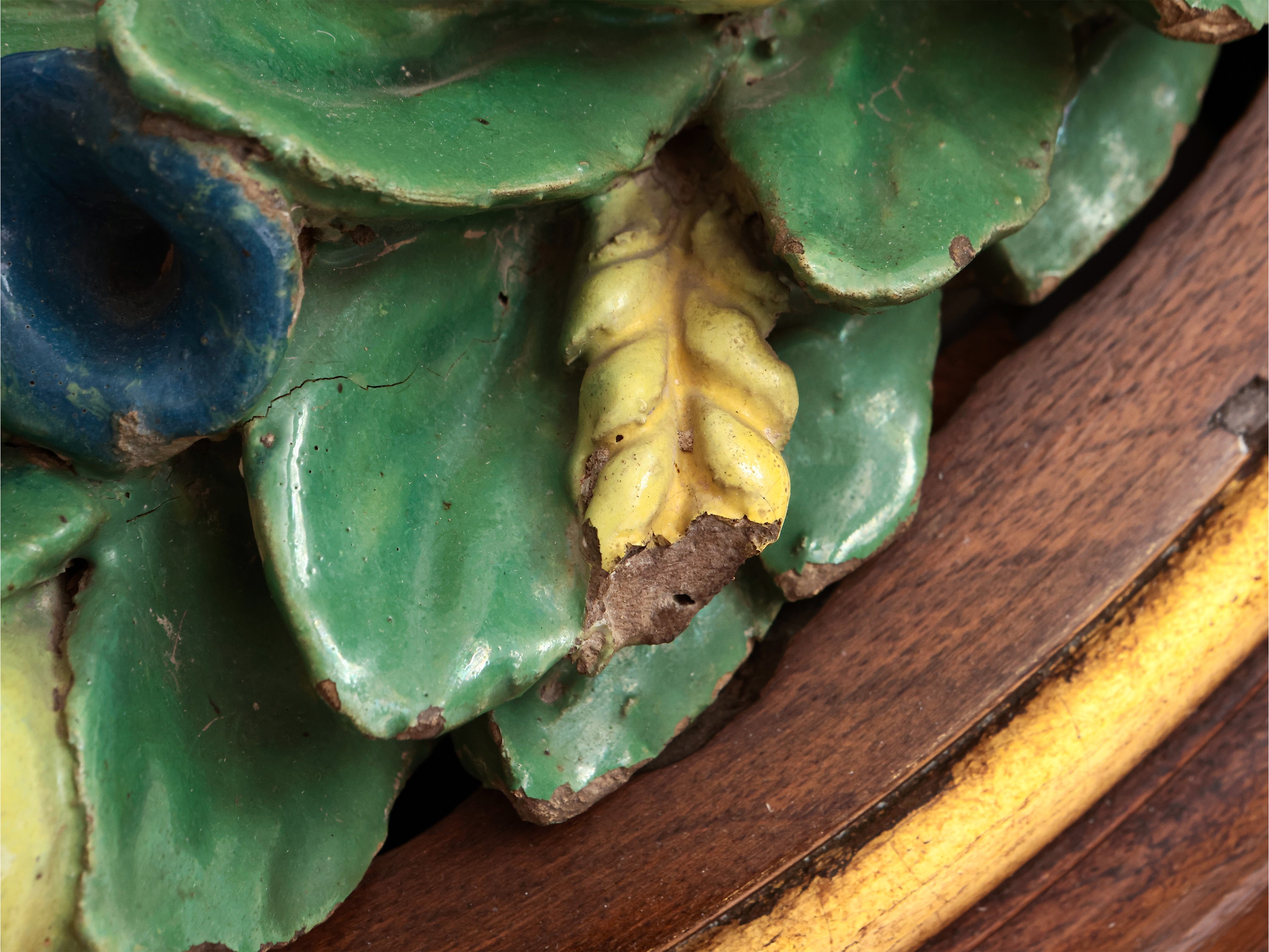 Stemma gentilizio con tenaglie e bue nero entro ghirlanda di frutti e foglie