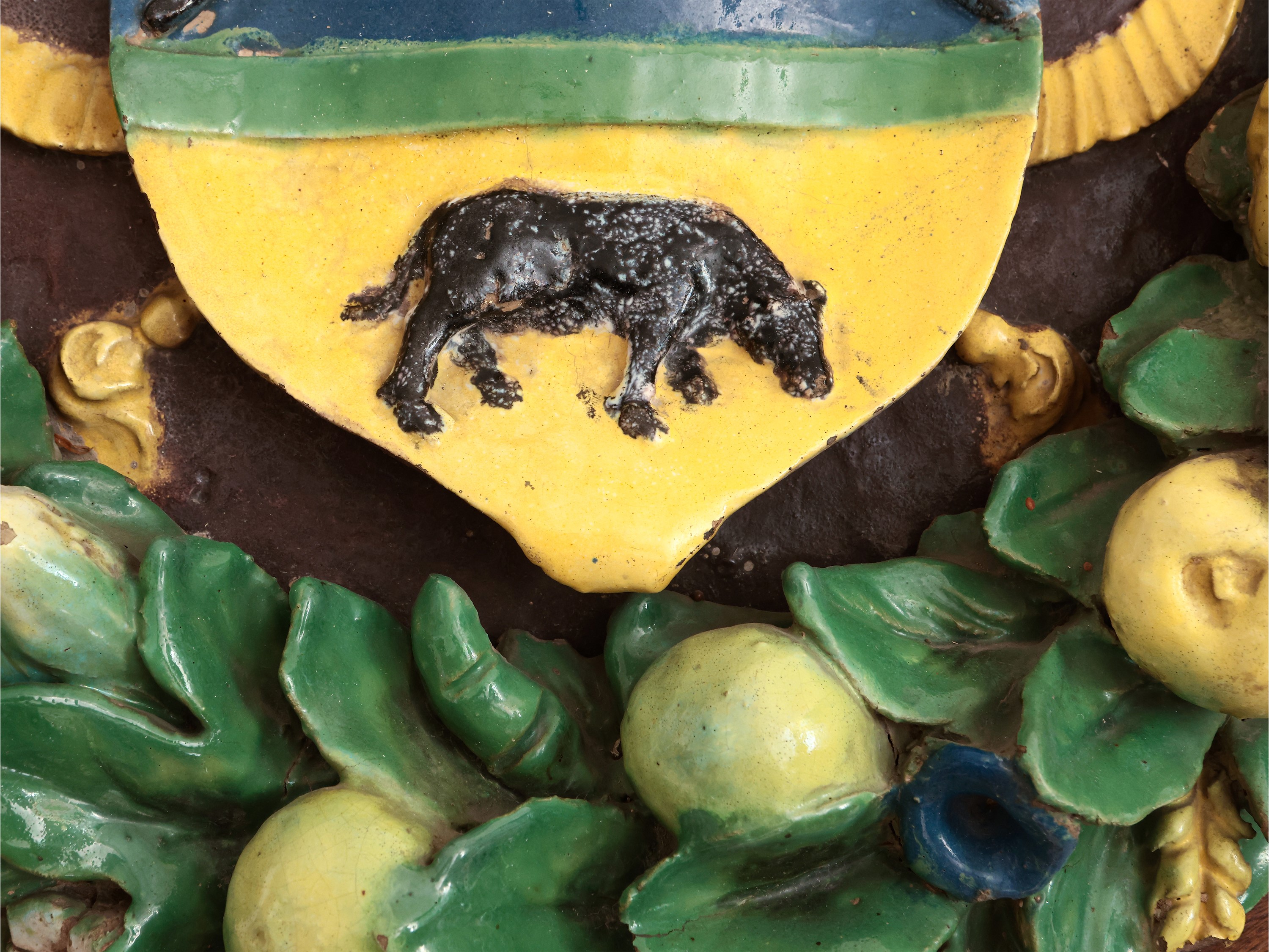 Stemma gentilizio con tenaglie e bue nero entro ghirlanda di frutti e foglie