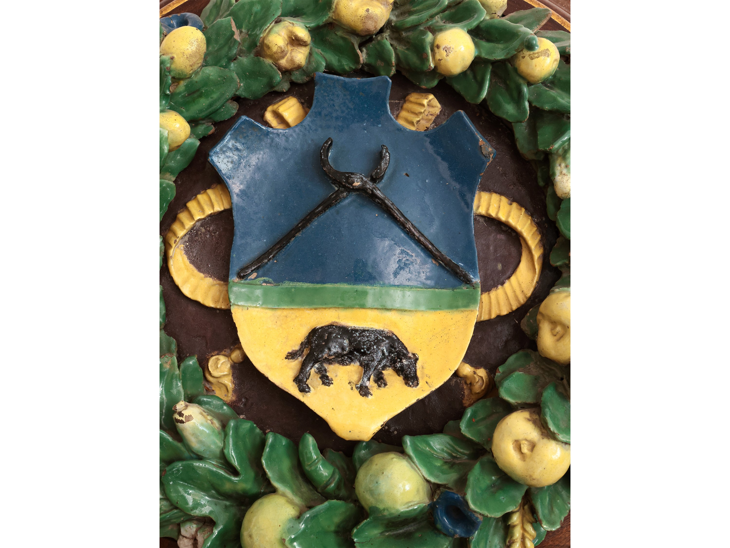 Stemma gentilizio con tenaglie e bue nero entro ghirlanda di frutti e foglie