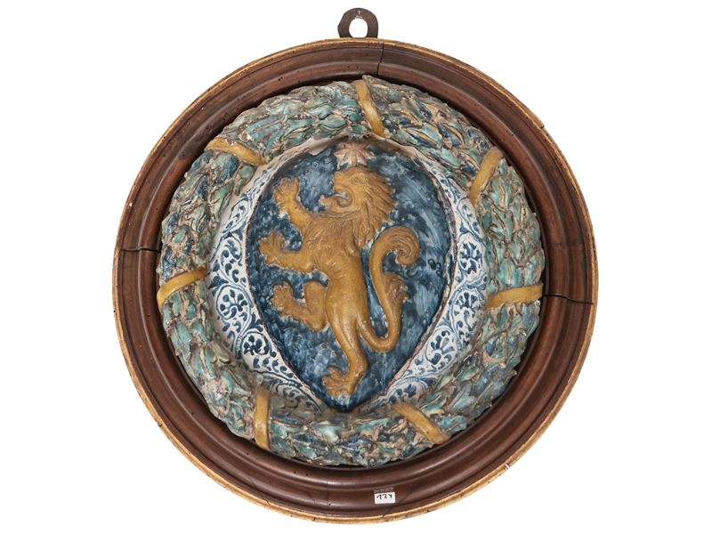 Stemma gentilizio con leone rampante e stella a otto punte