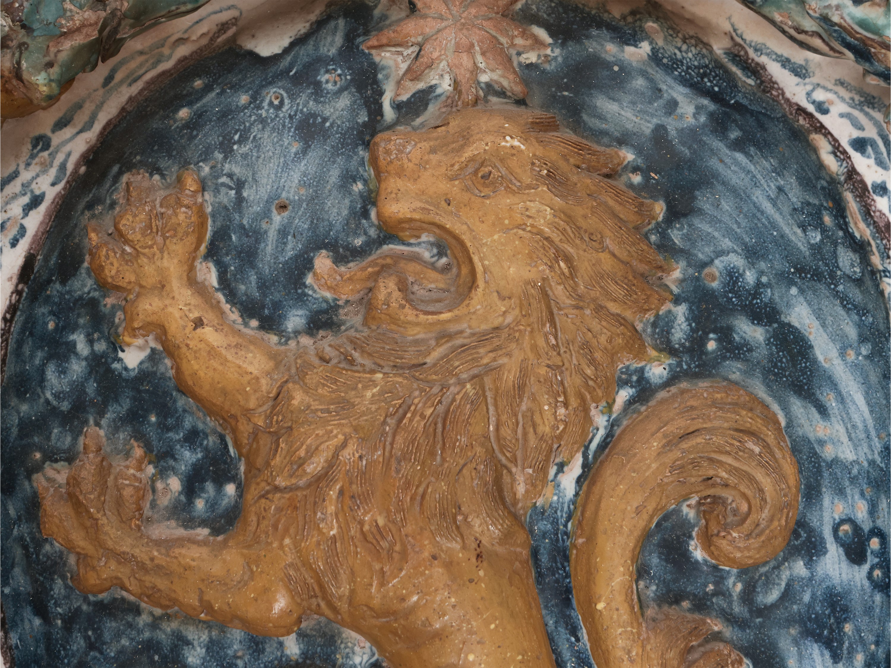 Stemma gentilizio con leone rampante e stella a otto punte