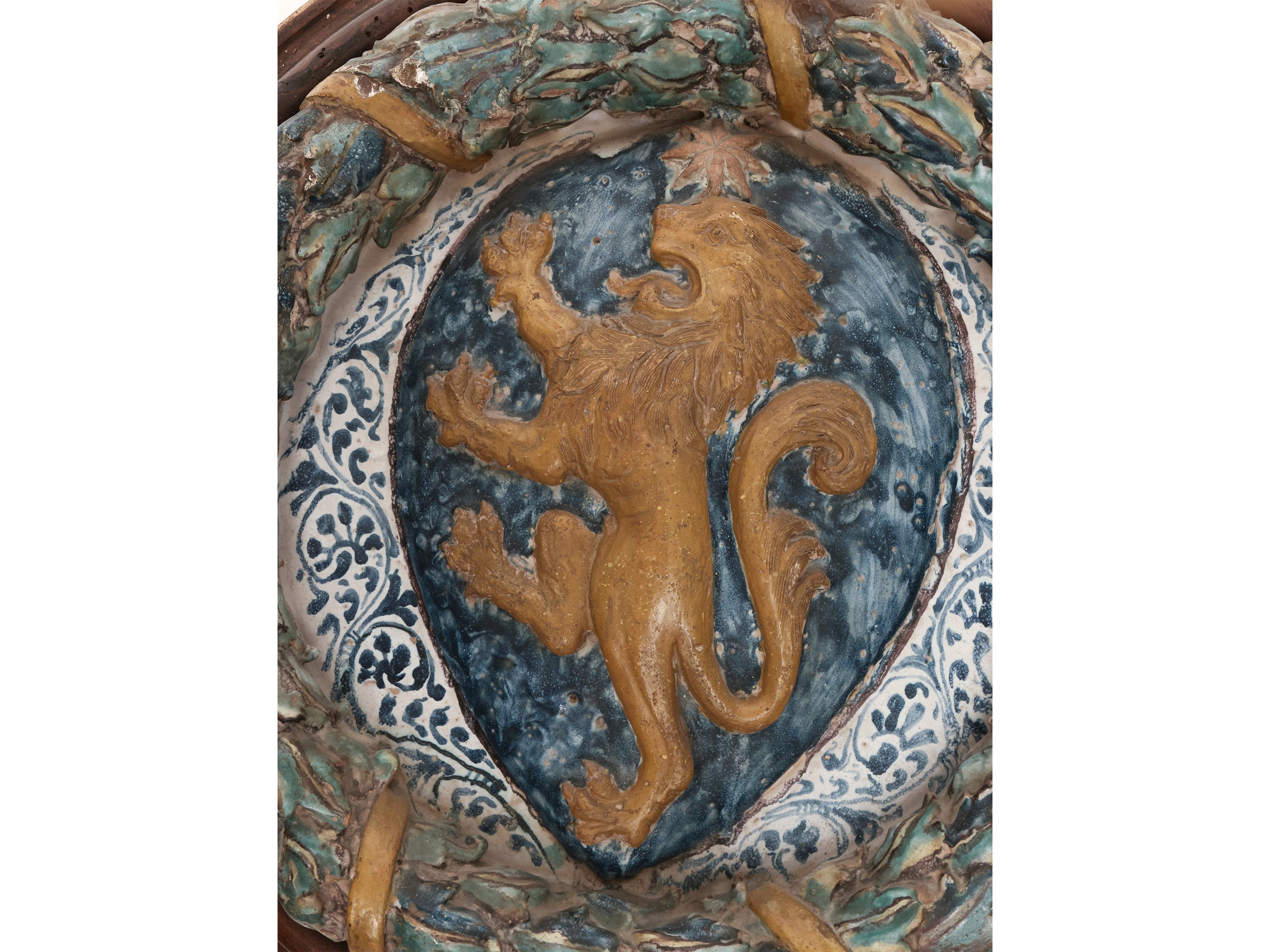 Stemma gentilizio con leone rampante e stella a otto punte