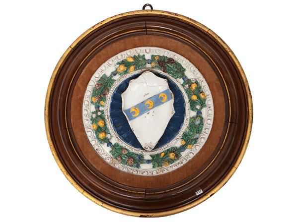 Bottega Giovanni Della Robbia - Stemma gentilizio con tre mezze lune crescenti (Strozzi?) entro ghirlanda di frutti e foglie