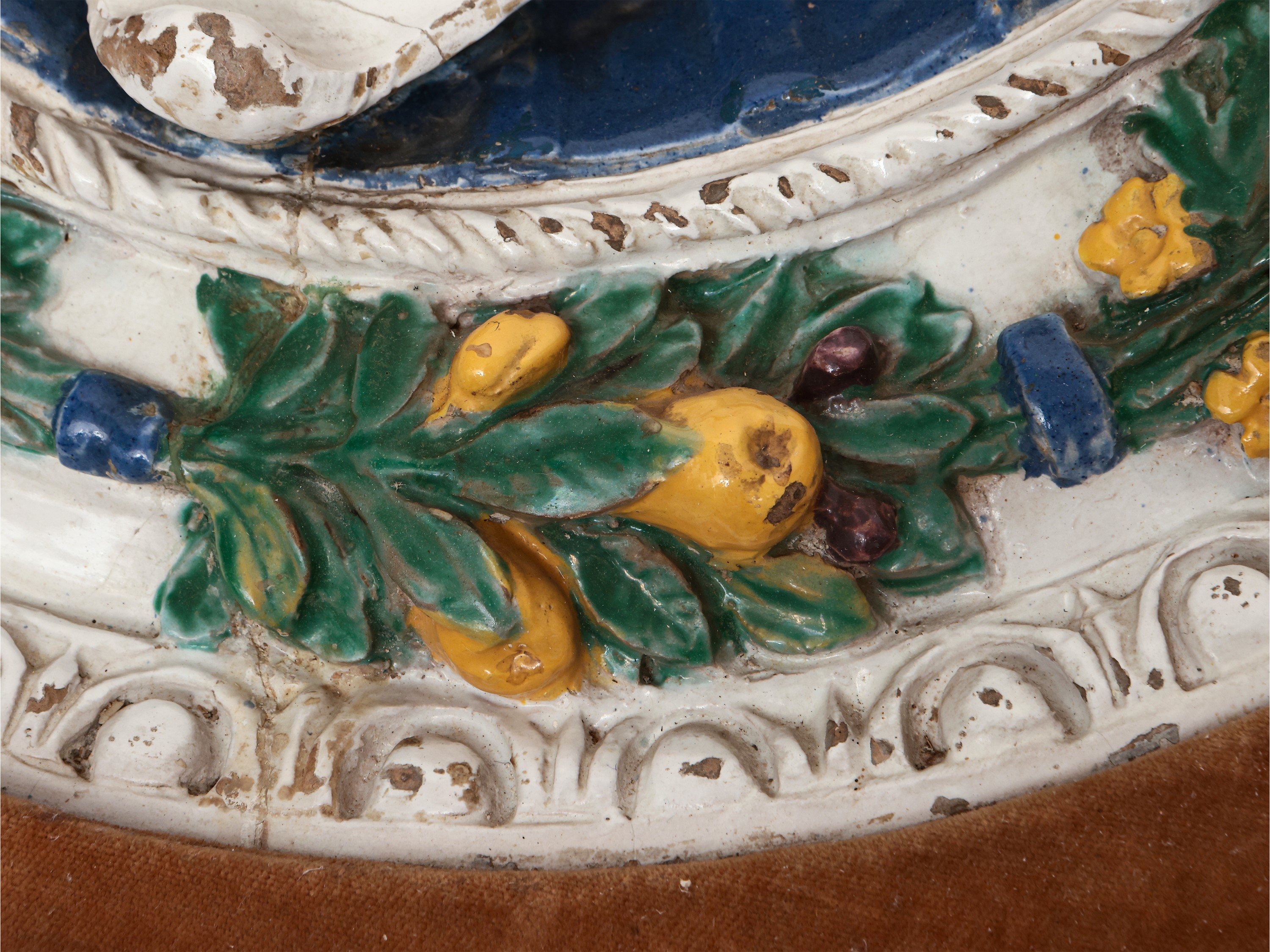 Bottega Giovanni della Robbia - Stemma Gentilizio con Tre Mezze Lune Crescenti (strozzi?) Entro G...
