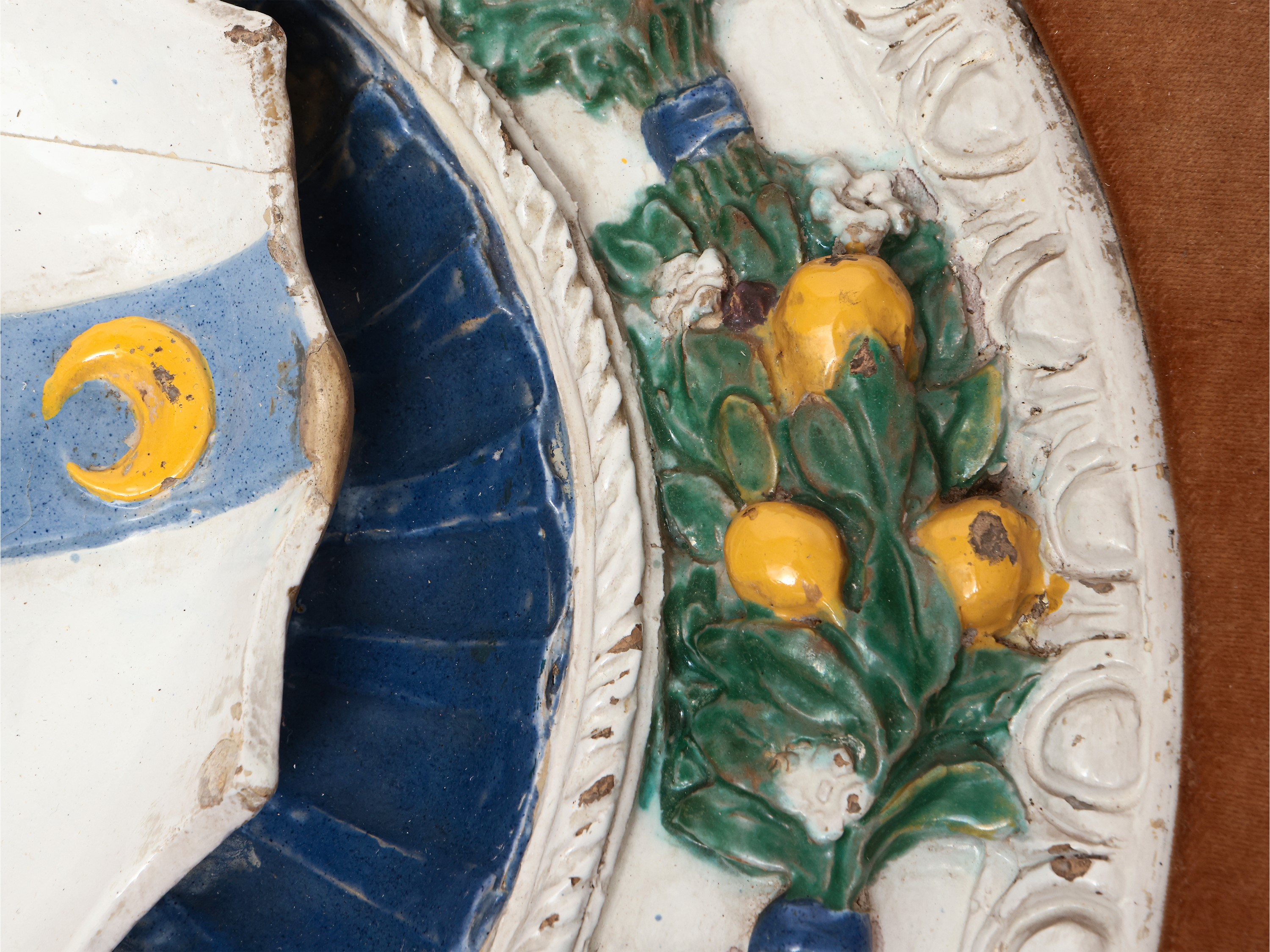 Bottega Giovanni della Robbia - Stemma Gentilizio con Tre Mezze Lune Crescenti (strozzi?) Entro G...