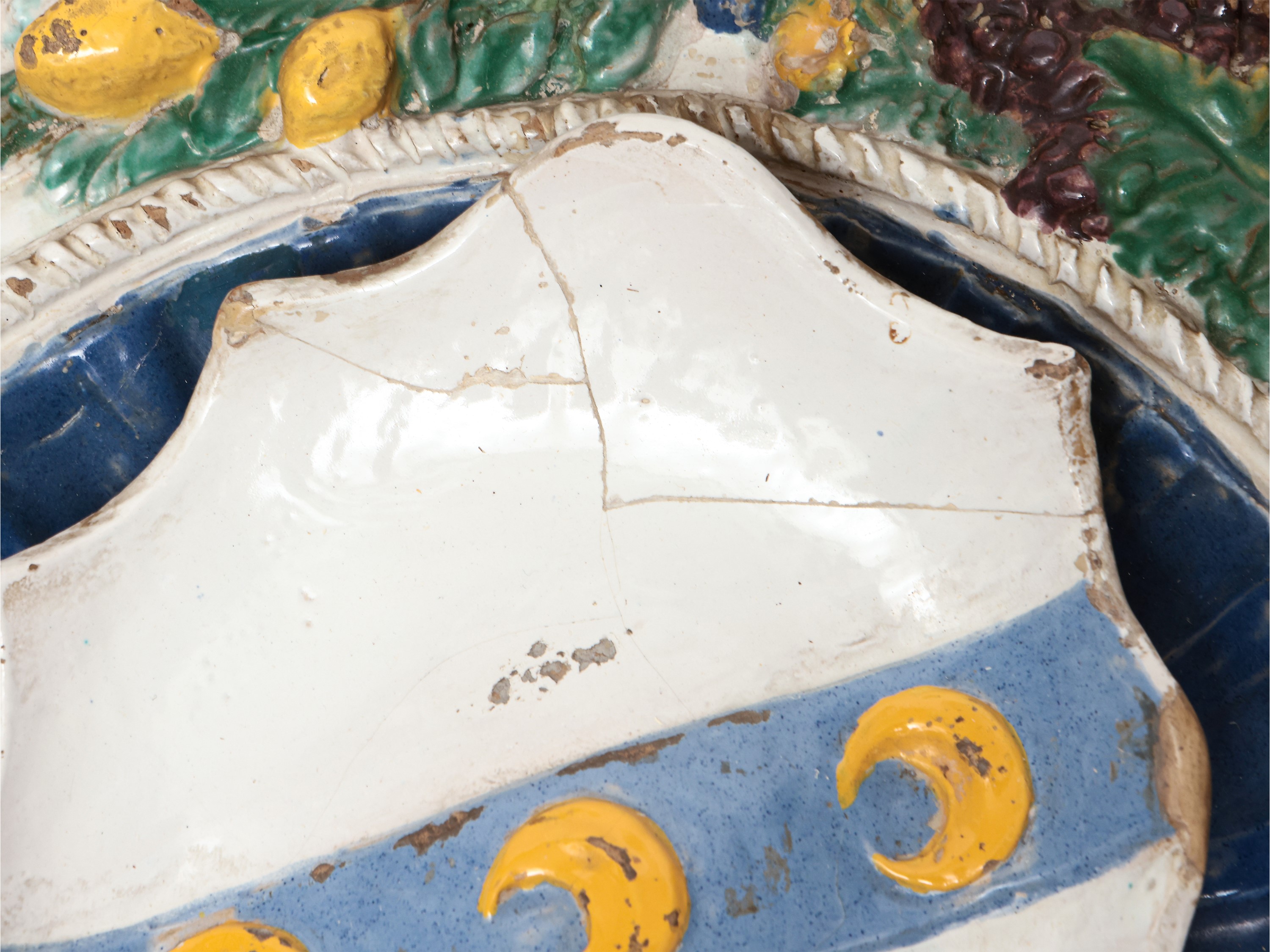 Bottega Giovanni della Robbia - Stemma Gentilizio con Tre Mezze Lune Crescenti (strozzi?) Entro G...