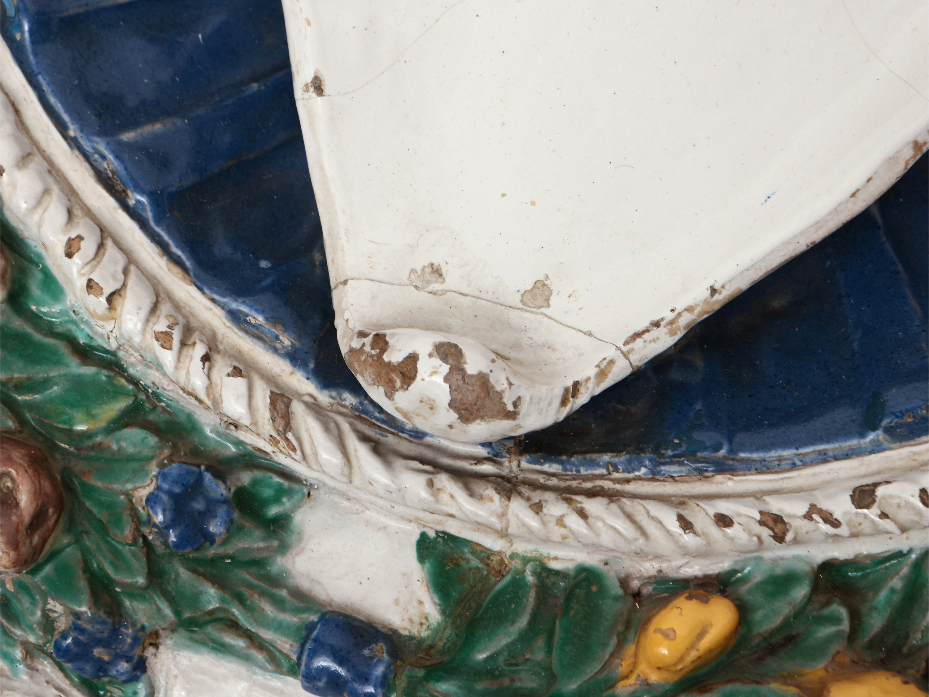 Bottega Giovanni della Robbia - Stemma Gentilizio con Tre Mezze Lune Crescenti (strozzi?) Entro G...