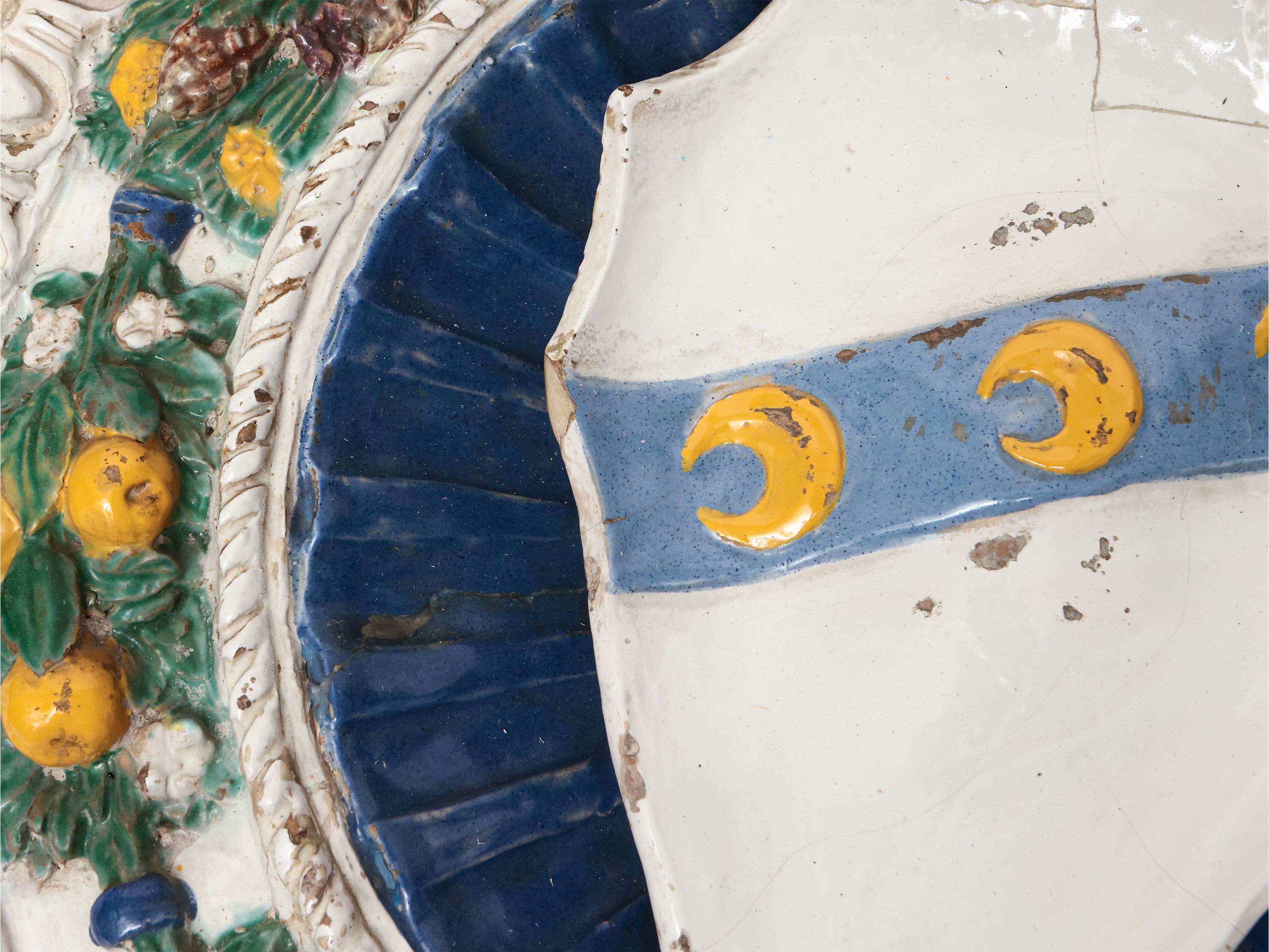 Bottega Giovanni della Robbia - Stemma Gentilizio con Tre Mezze Lune Crescenti (strozzi?) Entro G...