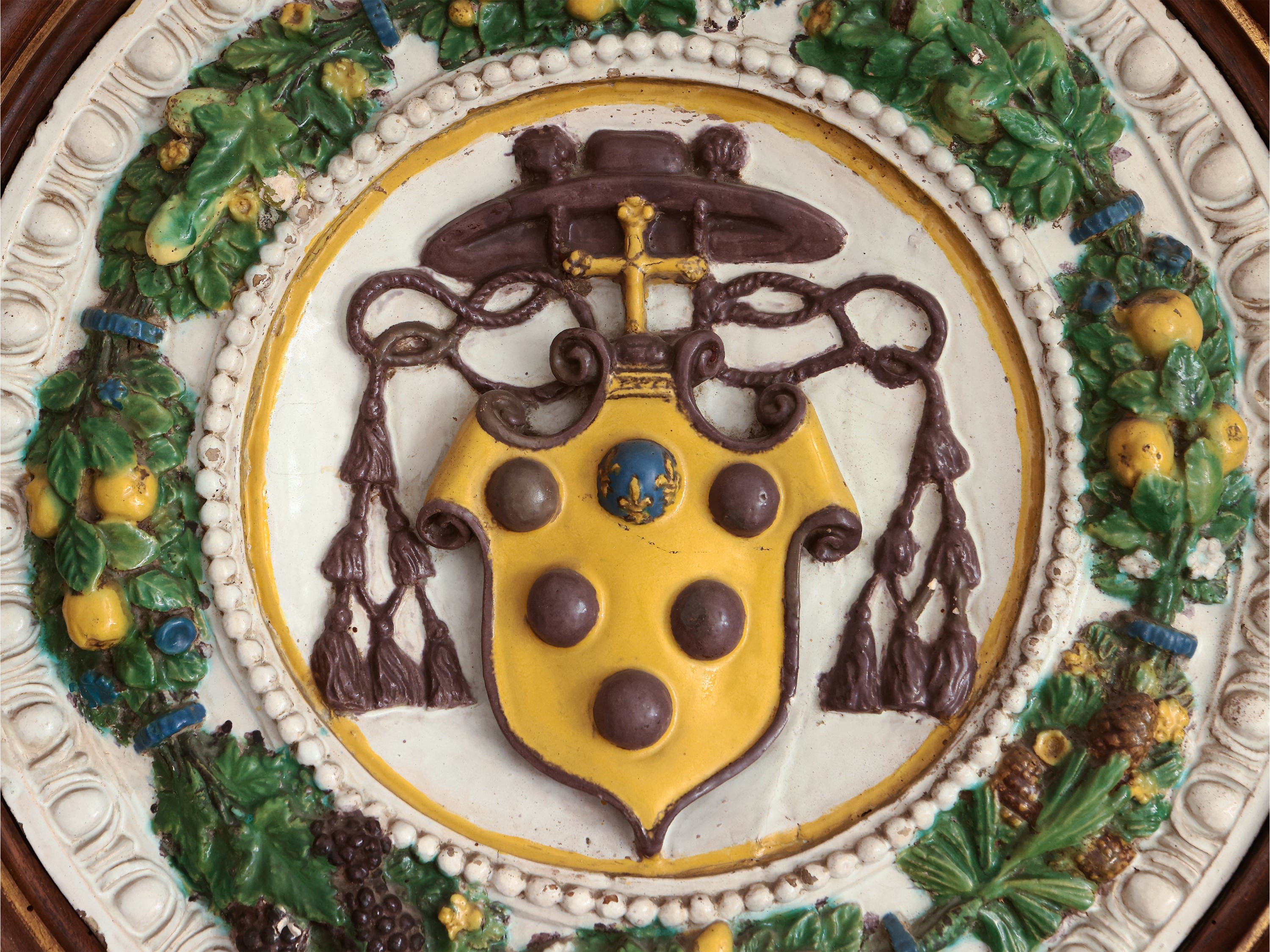 Stemma del Cardinale Giulio de' Medici (poi papa Clemente VII) entro ghirlanda di frutti e foglie