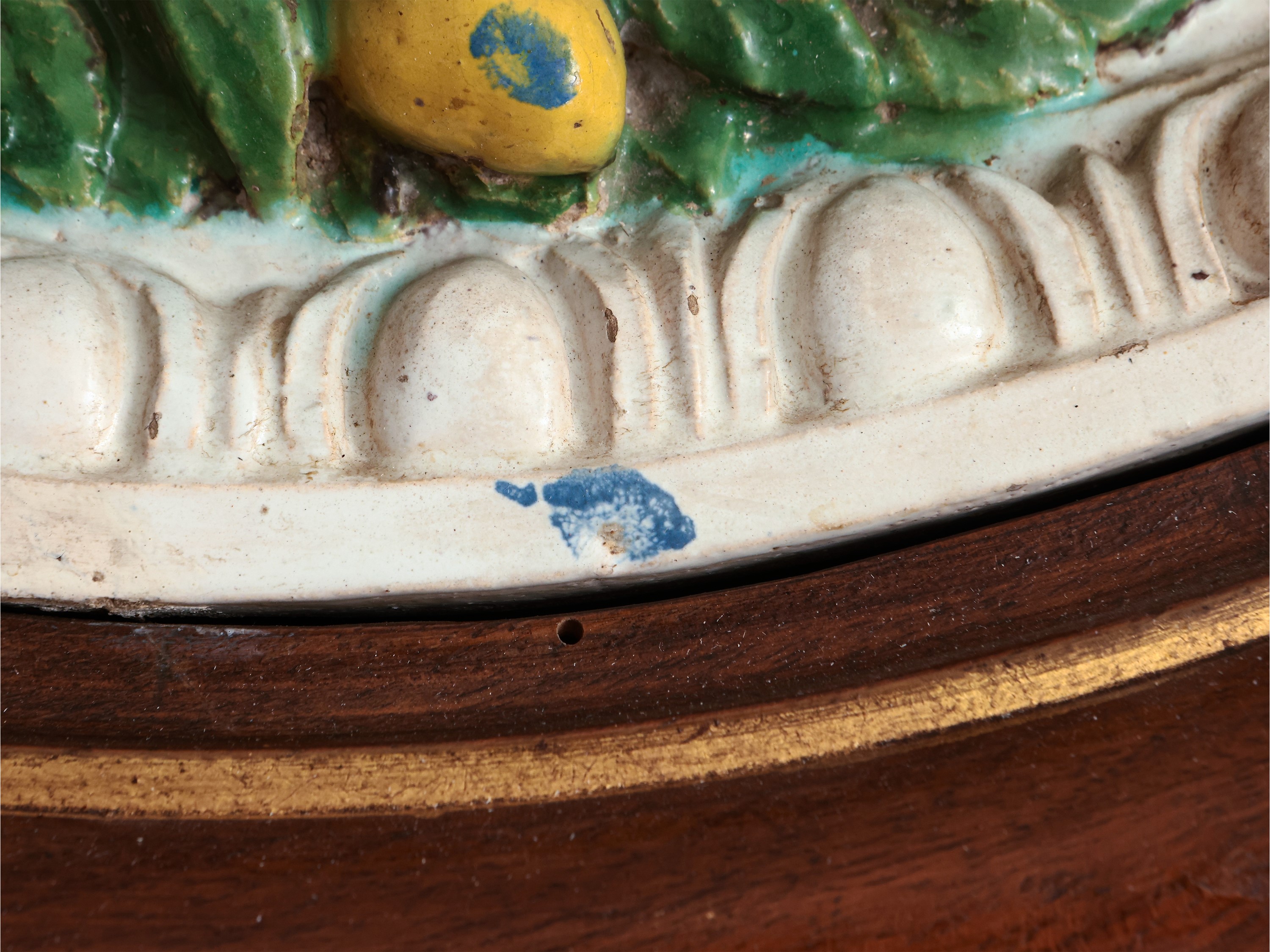 Stemma del Cardinale Giulio de' Medici (poi papa Clemente VII) entro ghirlanda di frutti e foglie