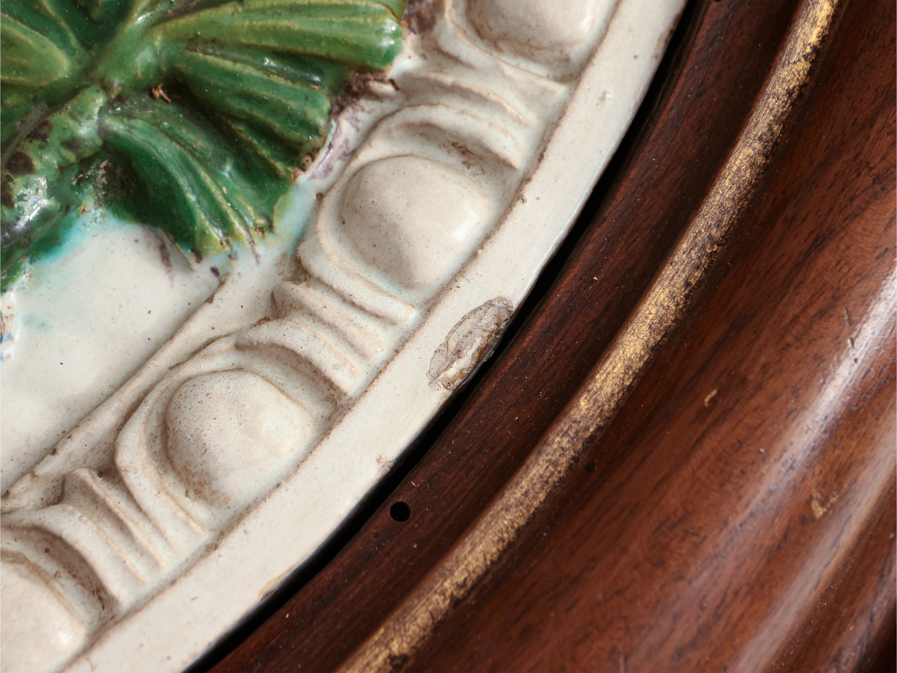 Stemma del Cardinale Giulio de' Medici (poi papa Clemente VII) entro ghirlanda di frutti e foglie