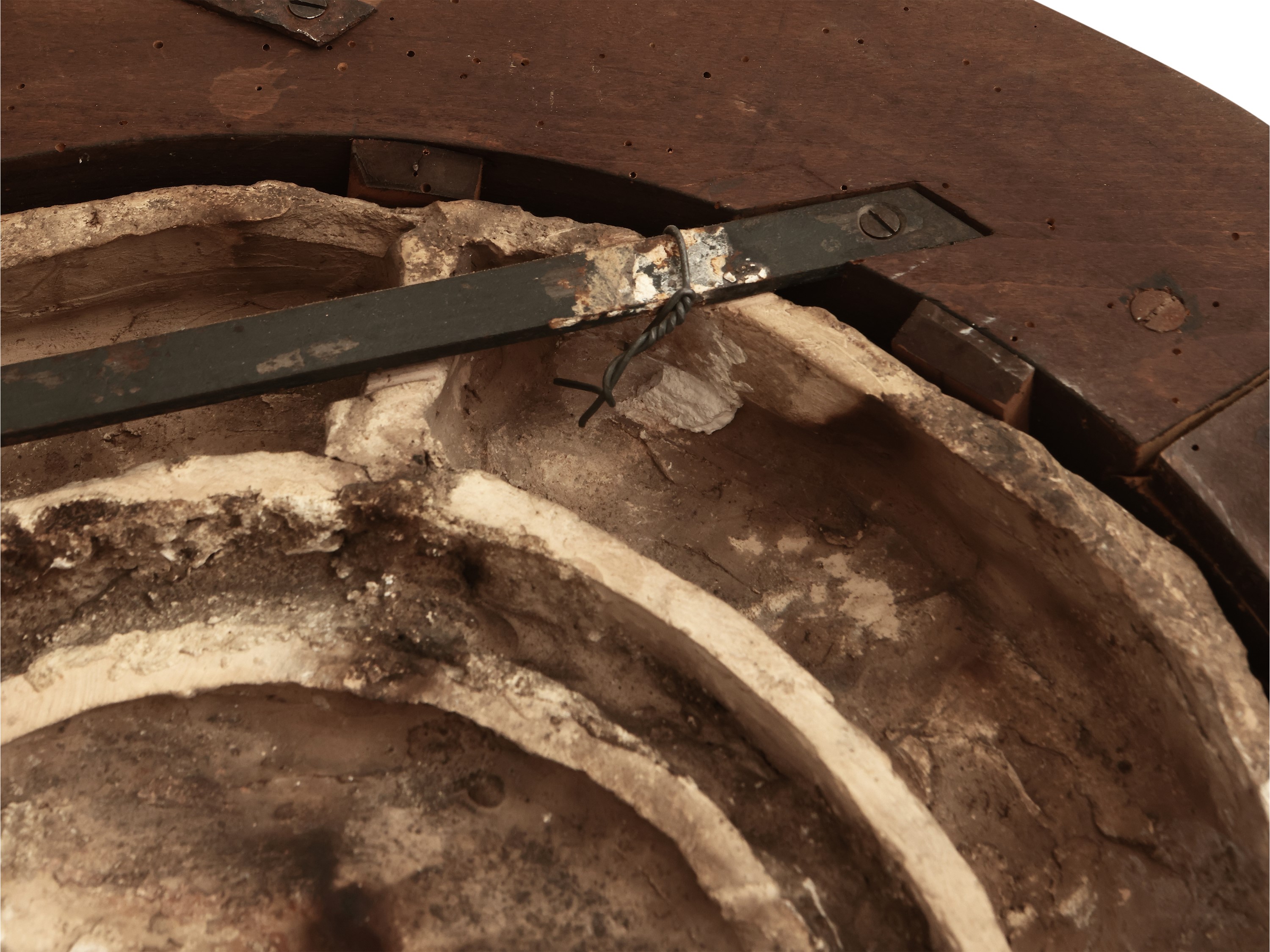 Stemma del Cardinale Giulio de' Medici (poi papa Clemente VII) entro ghirlanda di frutti e foglie