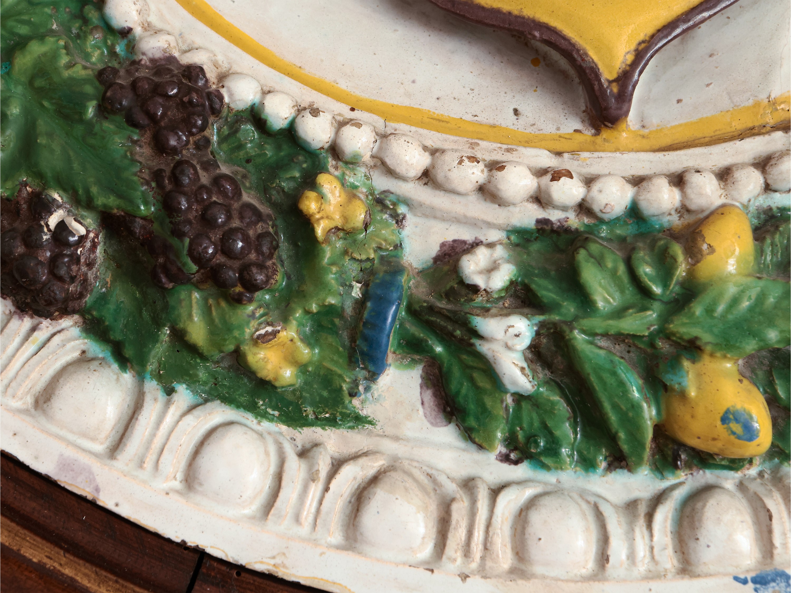 Stemma del Cardinale Giulio de' Medici (poi papa Clemente VII) entro ghirlanda di frutti e foglie