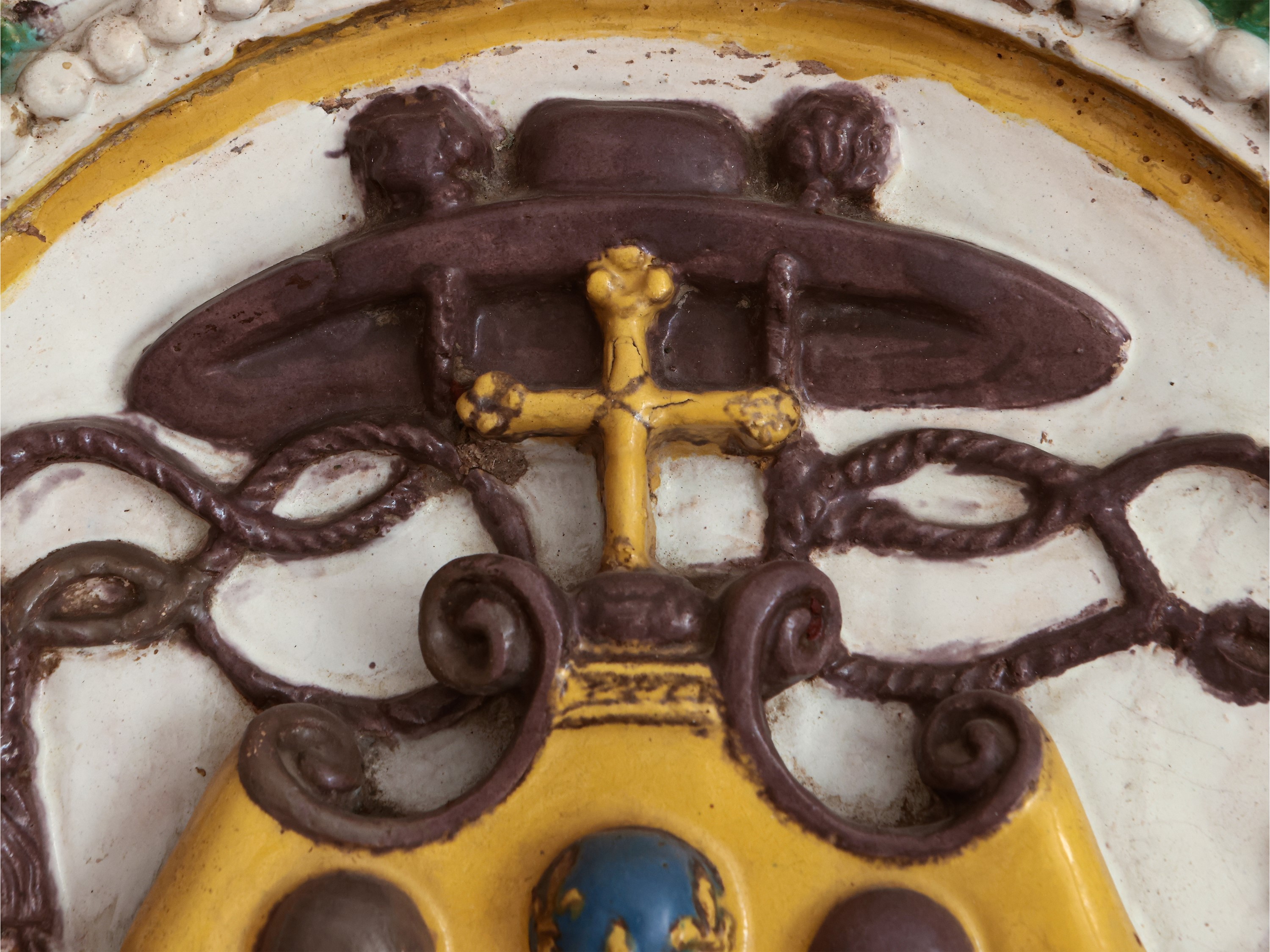 Stemma del Cardinale Giulio de' Medici (poi papa Clemente VII) entro ghirlanda di frutti e foglie