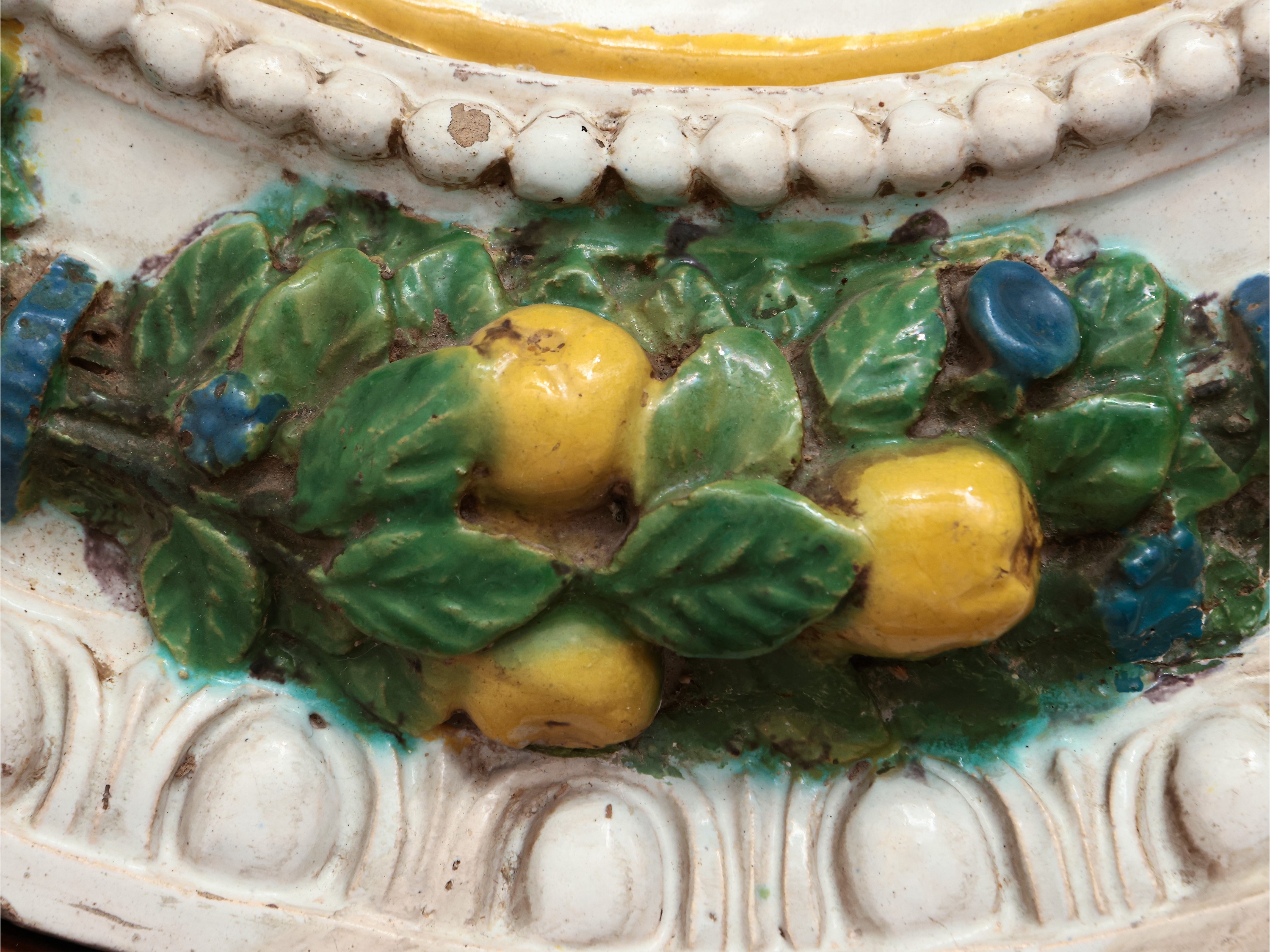 Stemma del Cardinale Giulio de' Medici (poi papa Clemente VII) entro ghirlanda di frutti e foglie