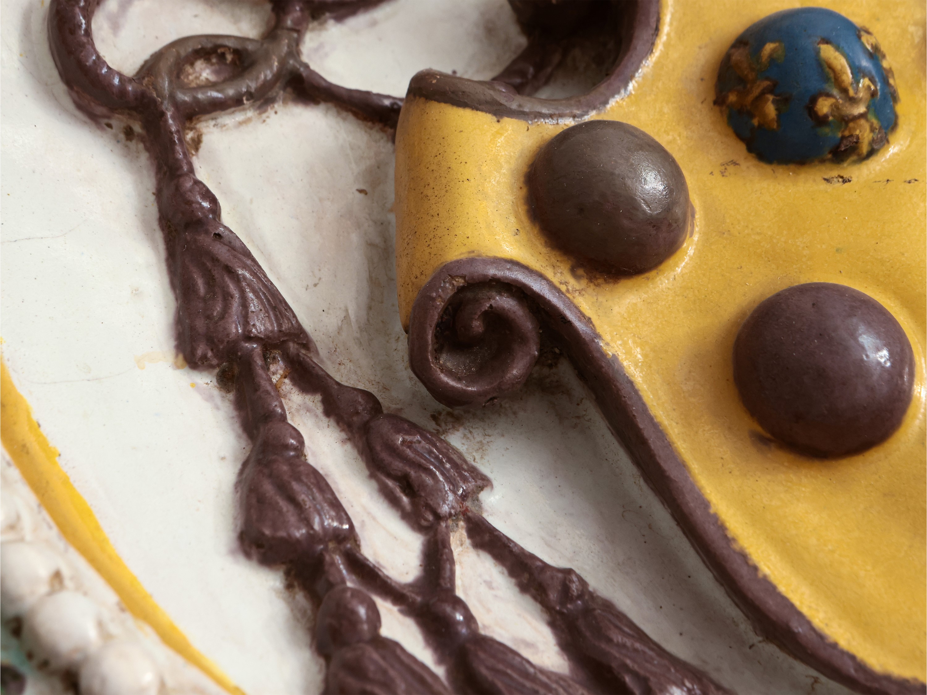 Stemma del Cardinale Giulio de' Medici (poi papa Clemente VII) entro ghirlanda di frutti e foglie