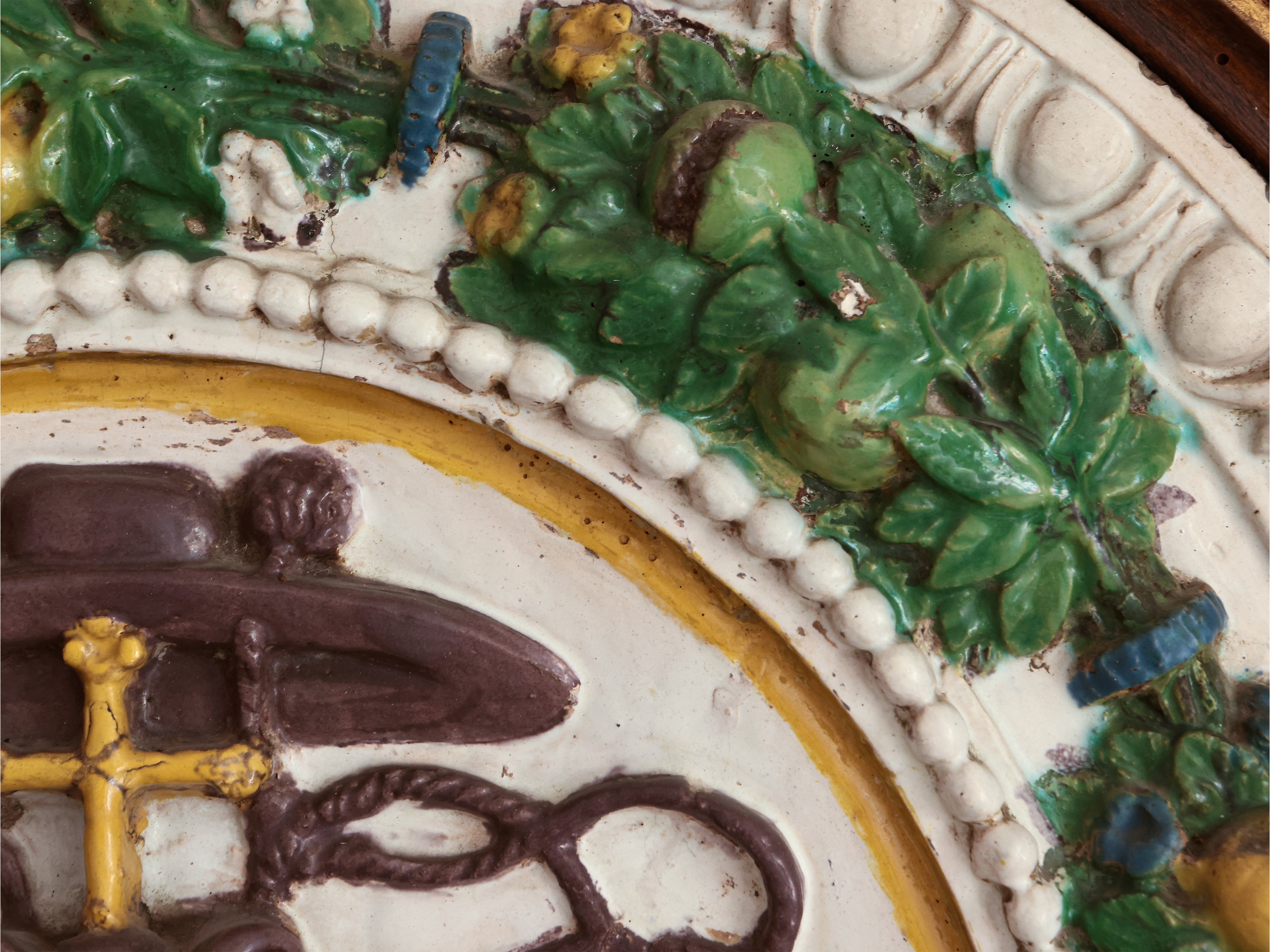 Stemma del Cardinale Giulio de' Medici (poi papa Clemente VII) entro ghirlanda di frutti e foglie