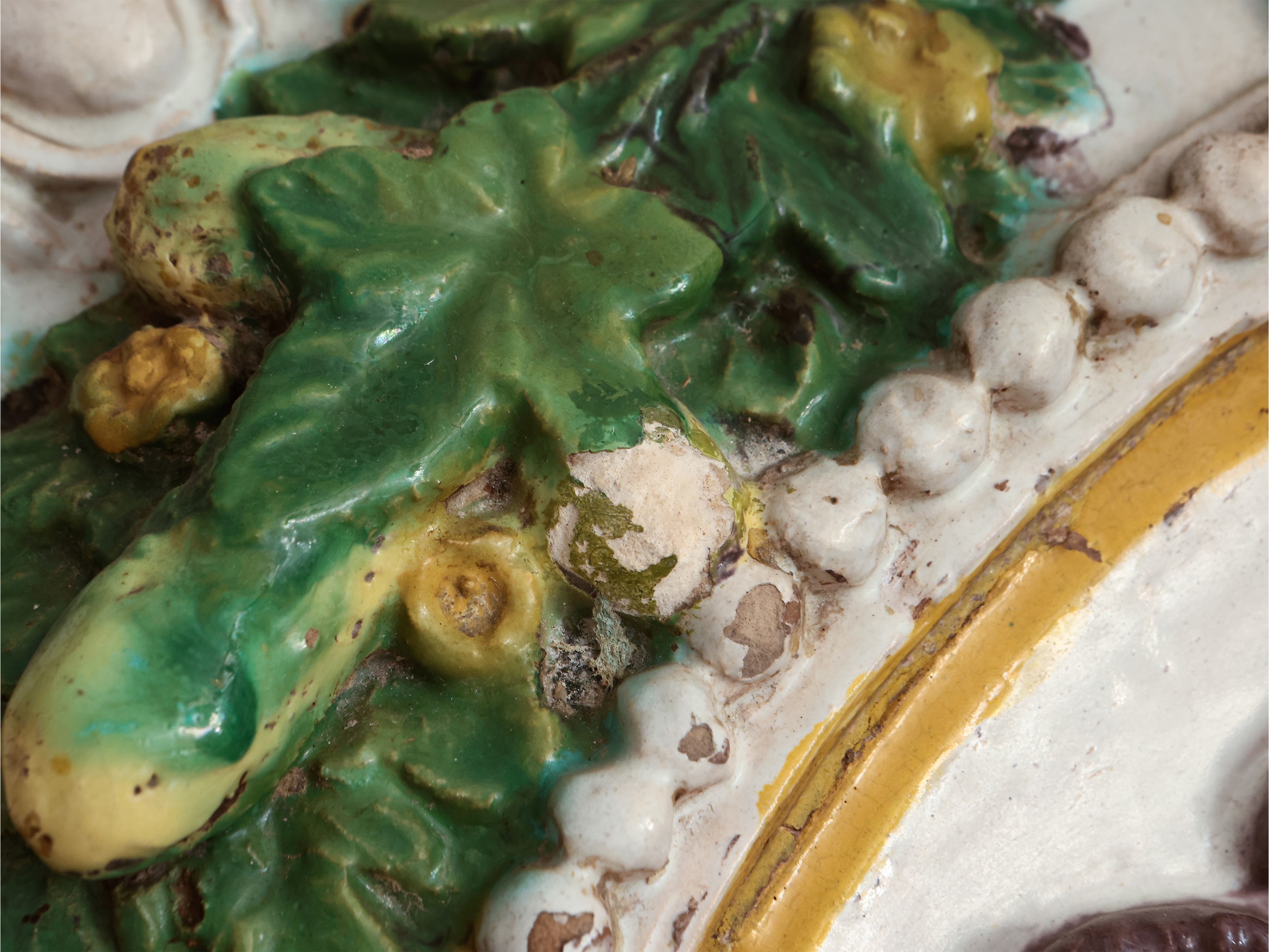 Stemma del Cardinale Giulio de' Medici (poi papa Clemente VII) entro ghirlanda di frutti e foglie