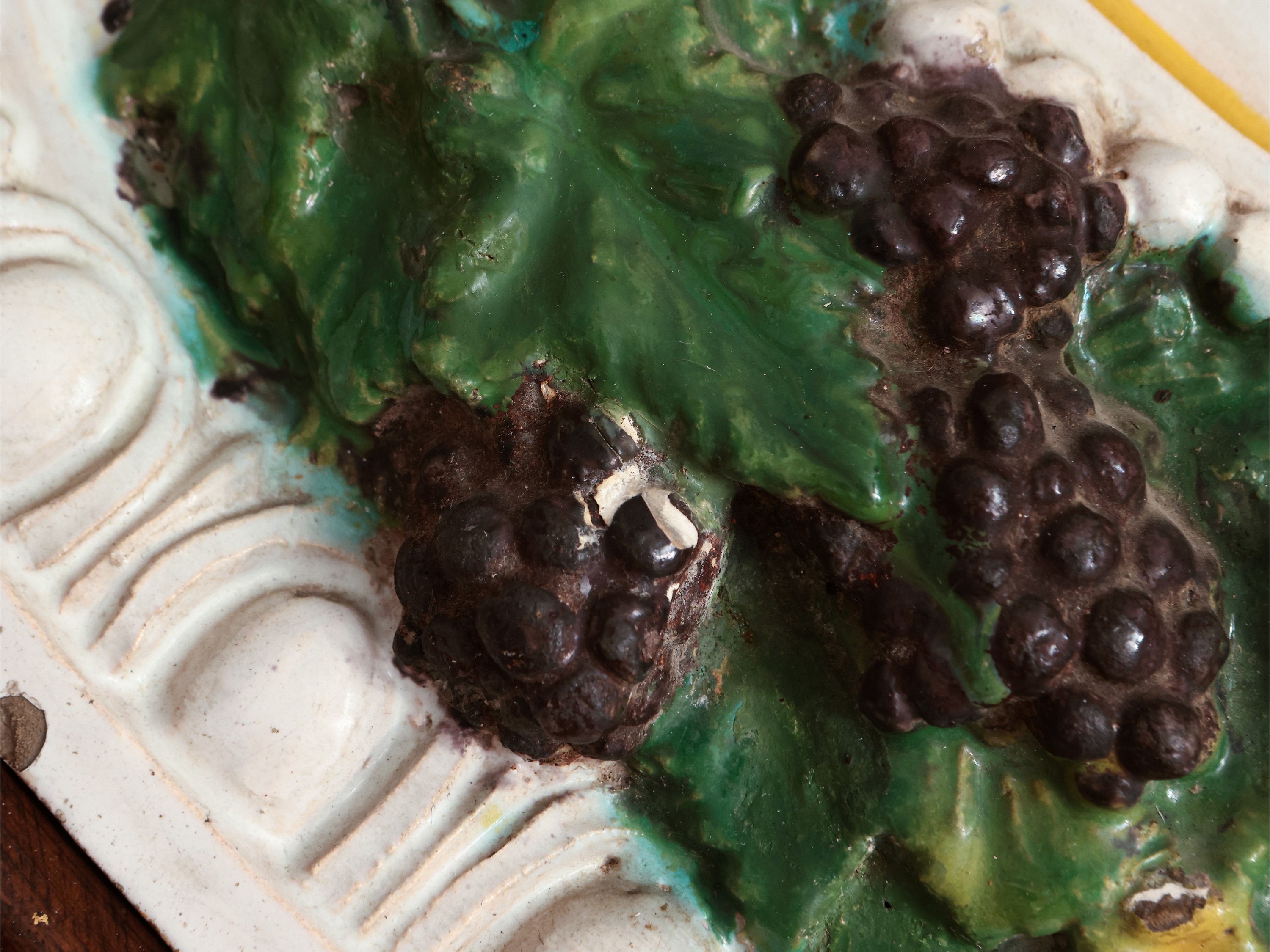 Stemma del Cardinale Giulio de' Medici (poi papa Clemente VII) entro ghirlanda di frutti e foglie