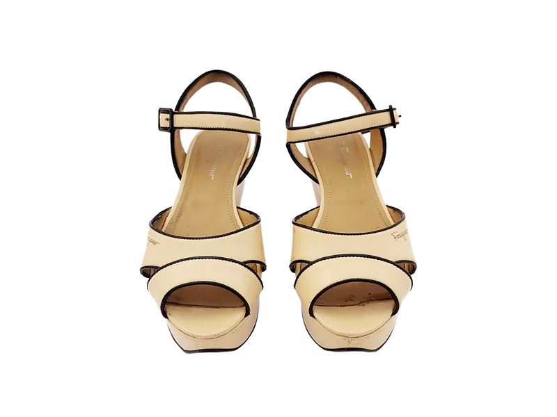 Salvatore Ferragamo - Sandali con plateau in vernice color cipria