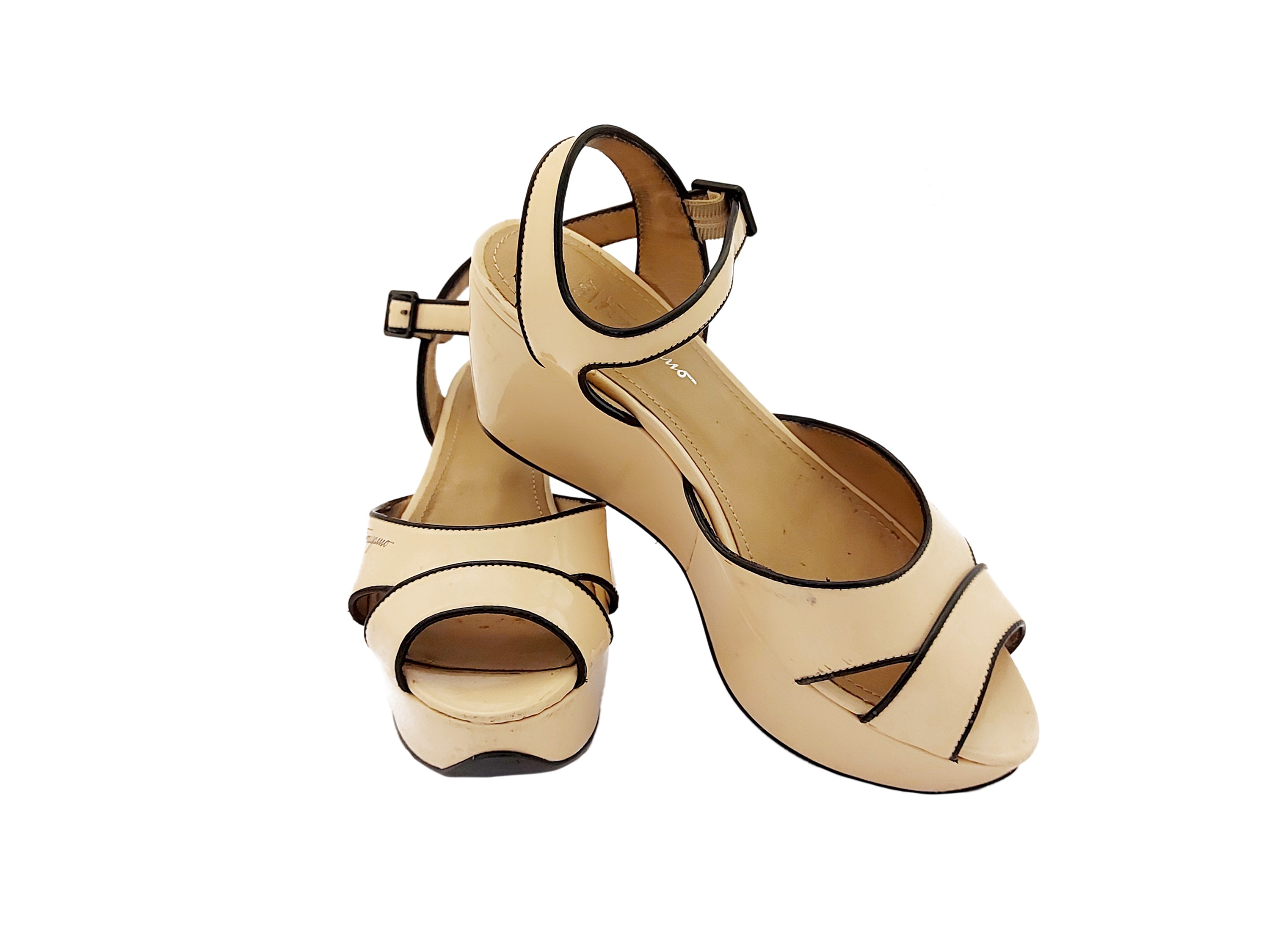 Salvatore Ferragamo - Sandali con plateau in vernice color cipria