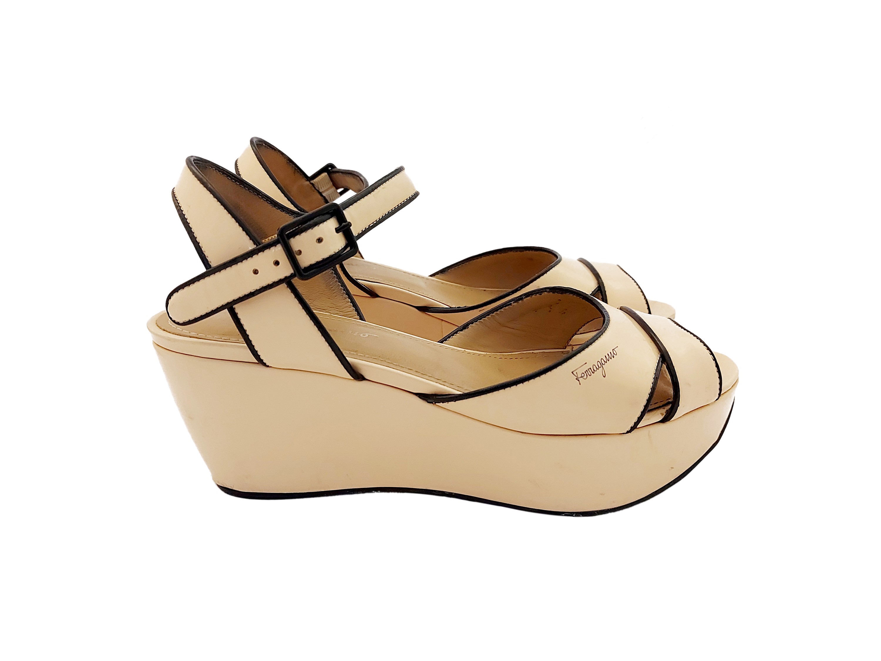 Salvatore Ferragamo - Sandali con plateau in vernice color cipria