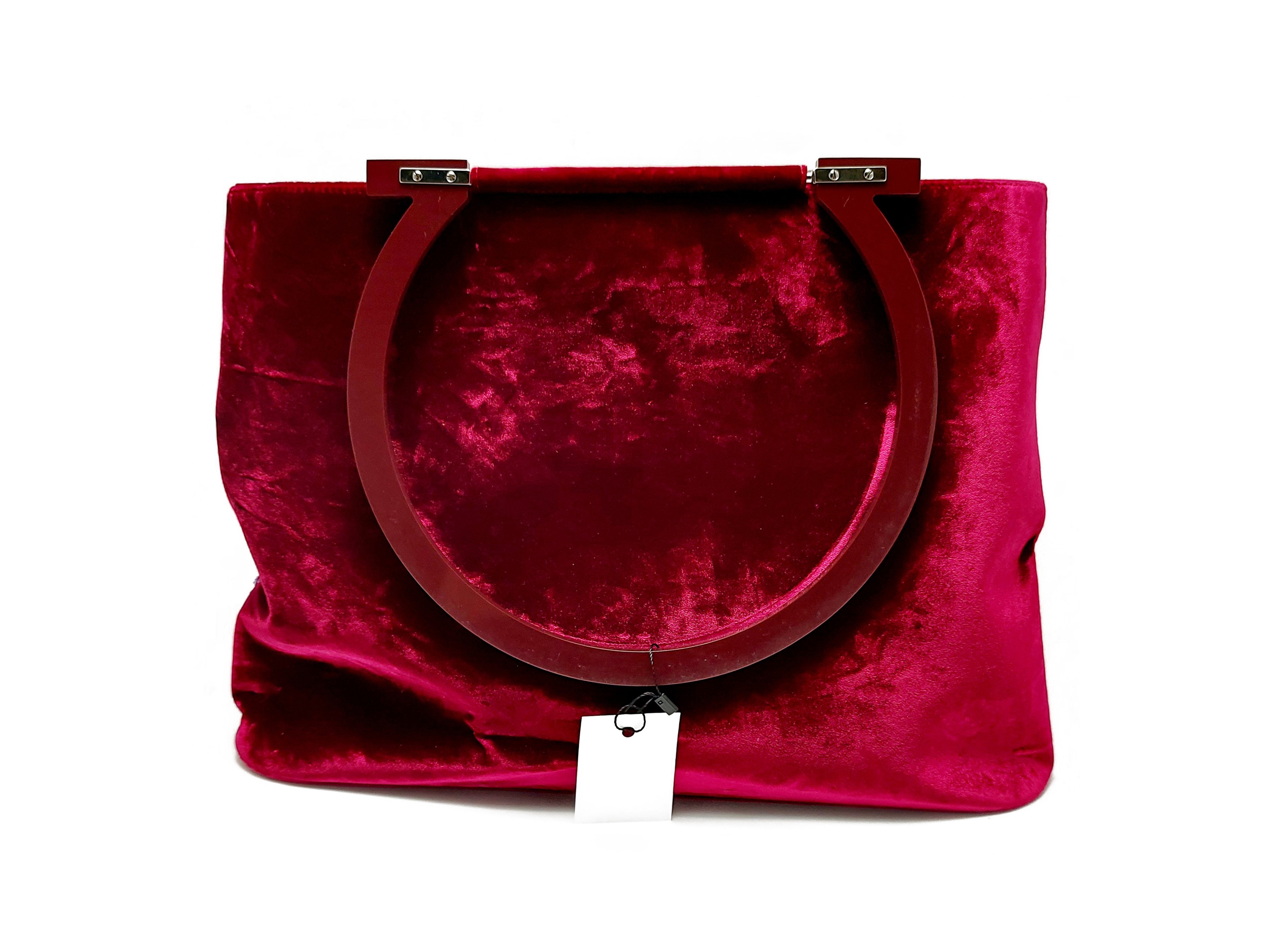 Salvatore Ferragamo - Borsa a spalla in velluto rosso lampone