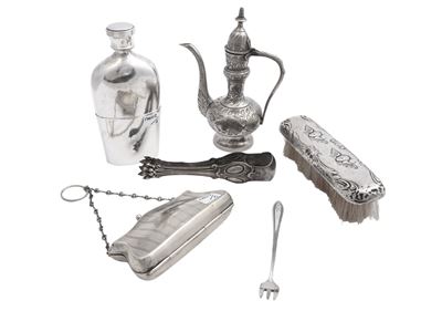 Accessori d’epoca, spazzola e versatoio in argento cesellato (Chester, 1900)