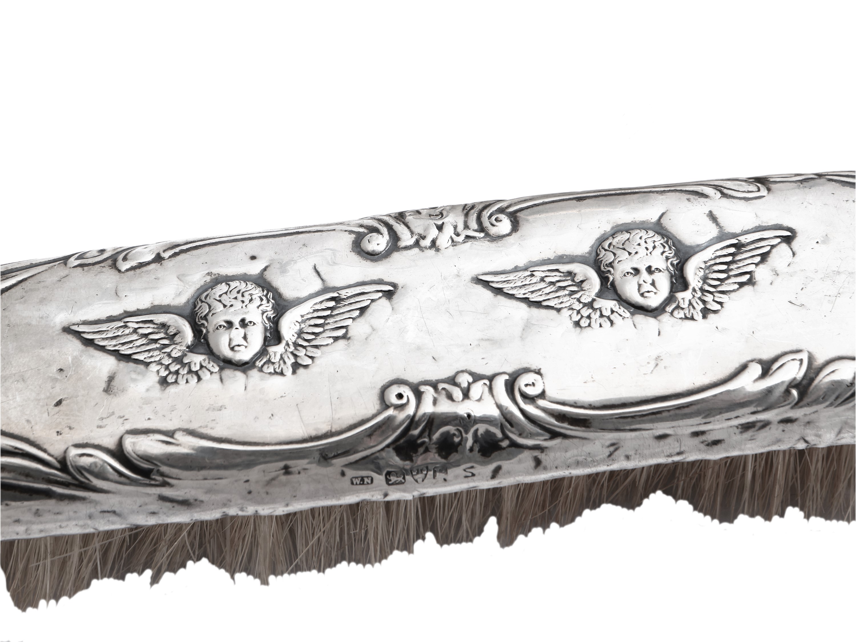 Accessori d’epoca, spazzola e versatoio in argento cesellato (Chester, 1900)