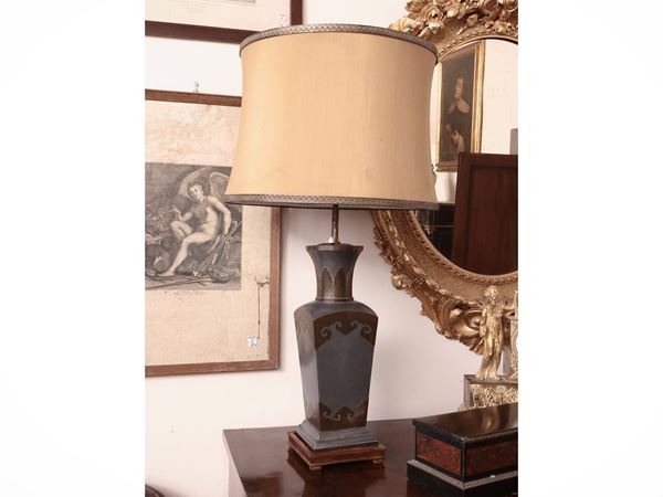 Lampada da tavolo con base in lega di stagno e rame