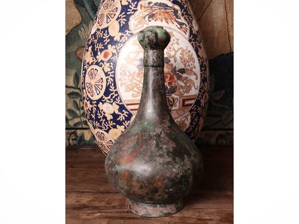 Bottiglia in bronzo a bocca d'aglio