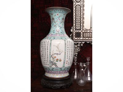 Grande Vaso in Porcellana Famiglia Rosa con Fondo Turchese a Riserve