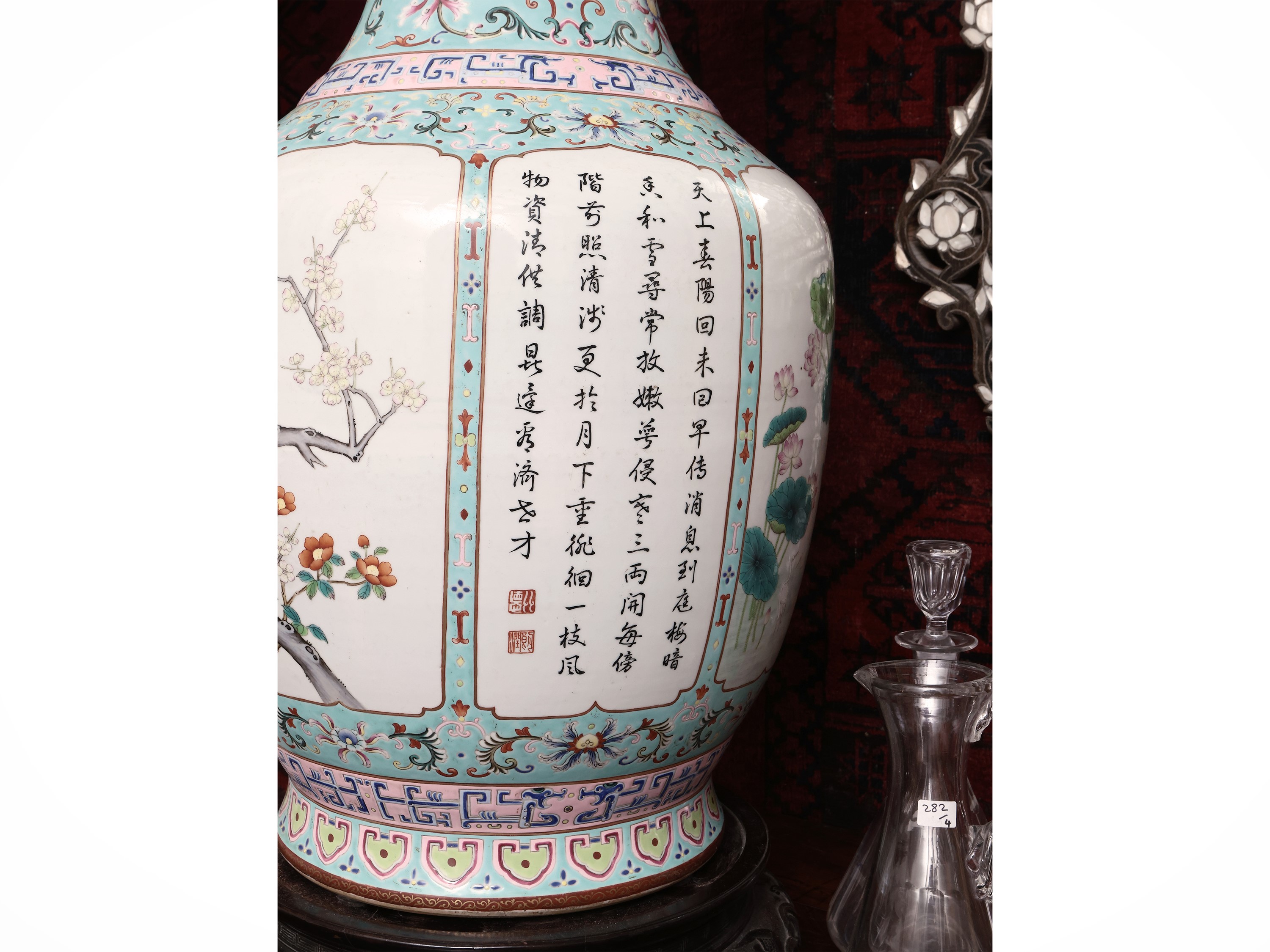 Grande Vaso in Porcellana Famiglia Rosa con Fondo Turchese a Riserve