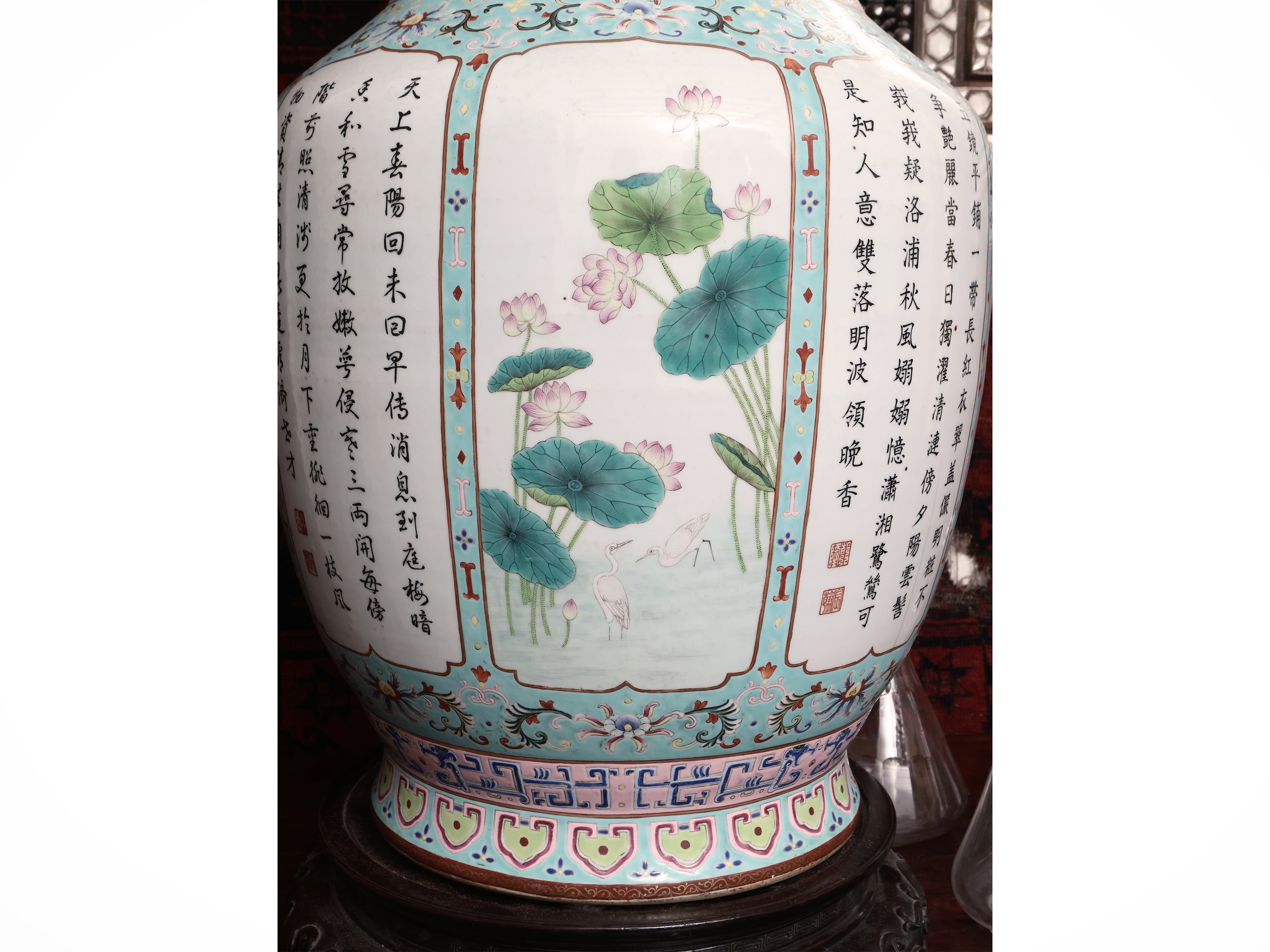 Grande Vaso in Porcellana Famiglia Rosa con Fondo Turchese a Riserve