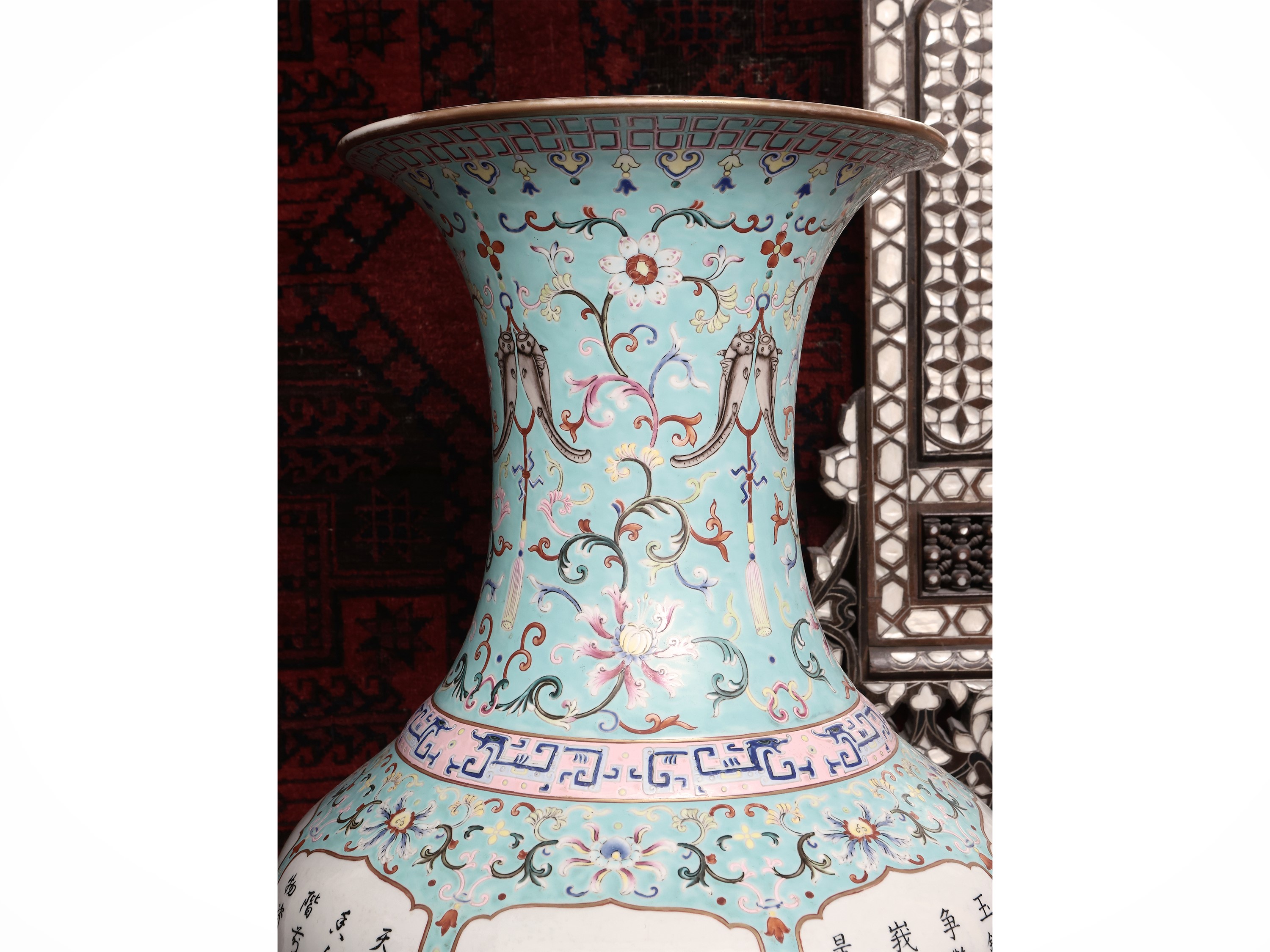 Grande Vaso in Porcellana Famiglia Rosa con Fondo Turchese a Riserve