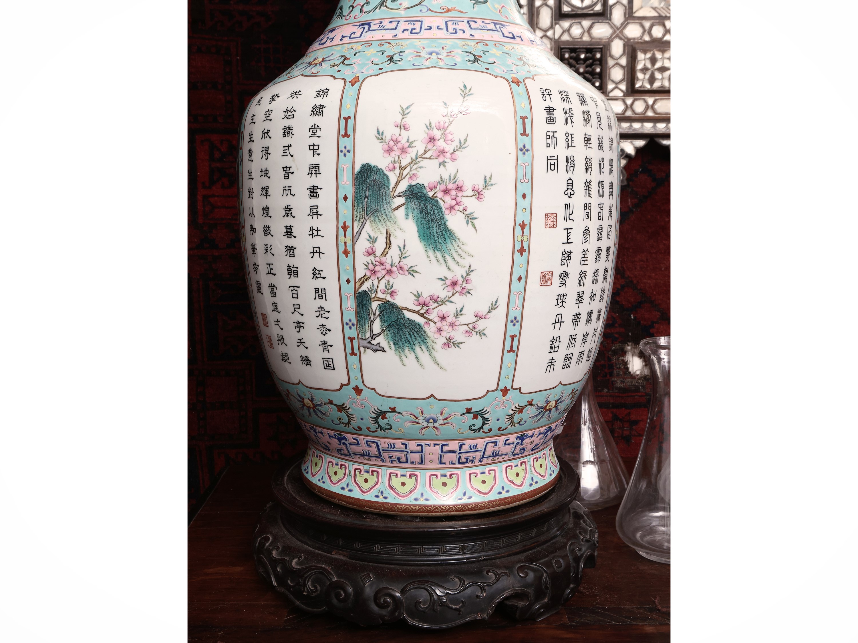 Grande Vaso in Porcellana Famiglia Rosa con Fondo Turchese a Riserve